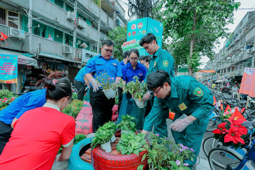 Các đại biểu thực hiện công trình “Bàn Cờ muôn sắc hoa” tại chung cư Nguyễn Thiện Thuật