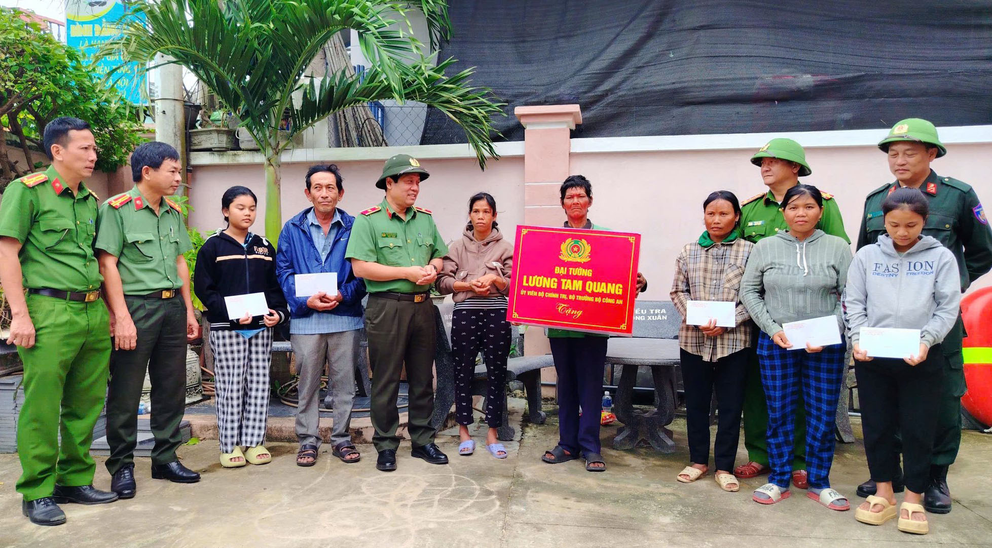 Đoàn công tác của Bộ Công an cũng đã trao quà của Bộ trưởng Bộ Công an cho các hộ dân trên địa bàn xã Xuân Lãnh (Đắk Lắk)- Ảnh: CAĐK