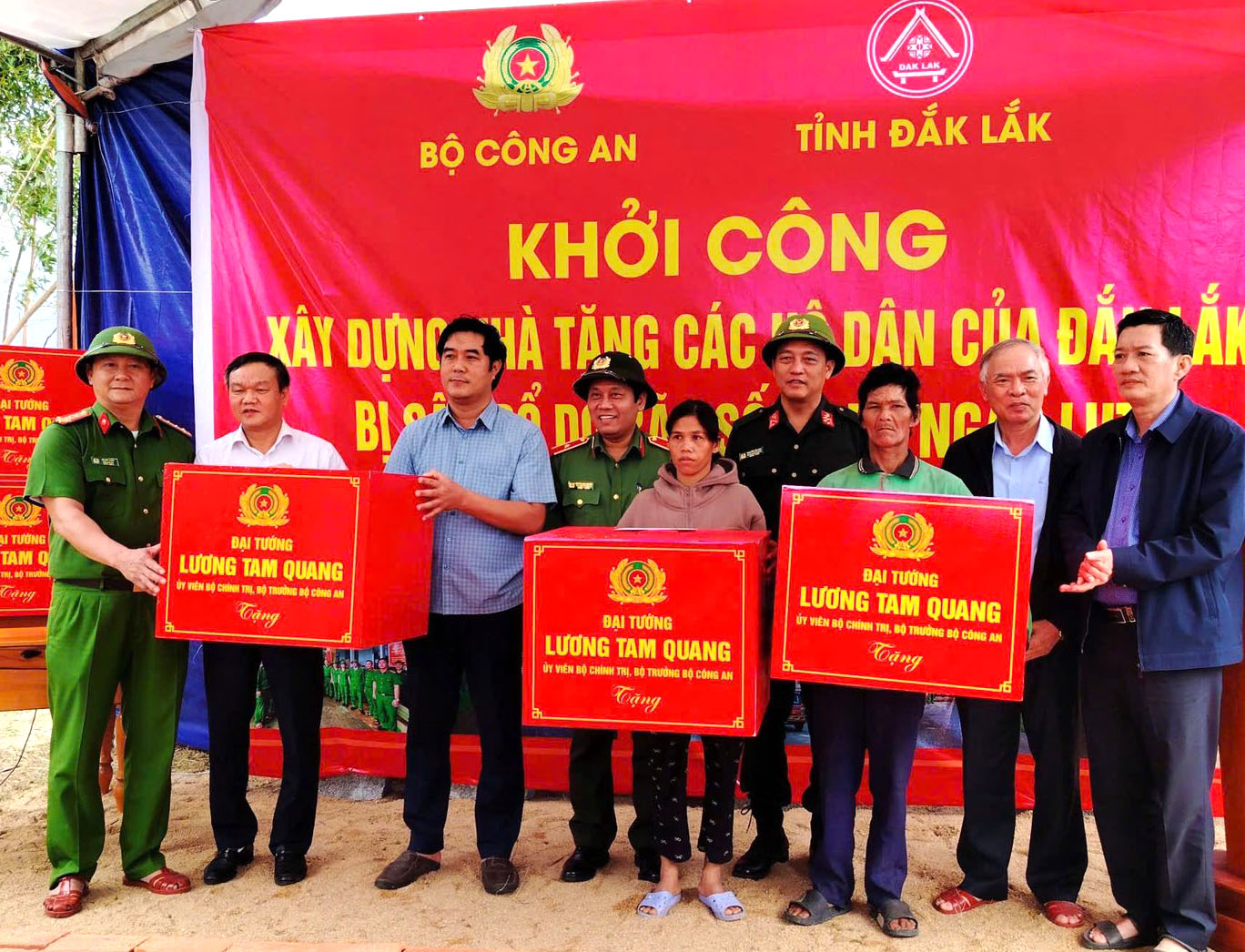 Đoàn công tác của Bộ Công an cũng đã trao quà của Bộ trưởng Bộ Công an cho nhân dân tỉnh Đắk Lắk 80 tấn gạo và nhu yếu phẩm thiết yếu- Ảnh: CAĐK