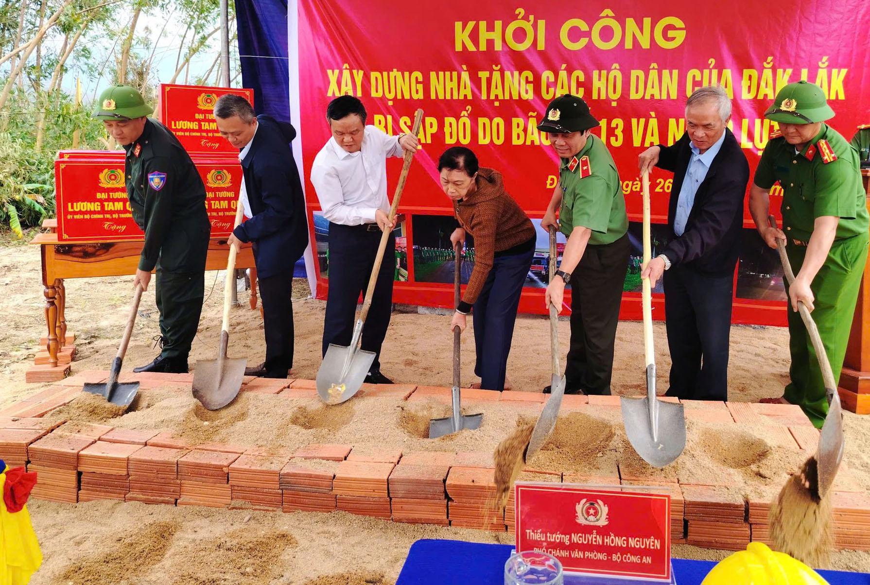 Bộ Công an đã phối hợp với UBND tỉnh Đắk Lắk tổ chức Lễ khởi công xây dựng nhà ở cho các hộ dân có nhà bị sập đổ do mưa bão-Ảnh: CAĐK