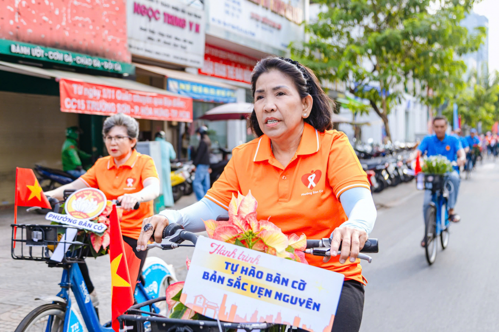 Hội viên phụ nữ tích cực tham gia đạp xe tuyên truyền - Ảnh: CT