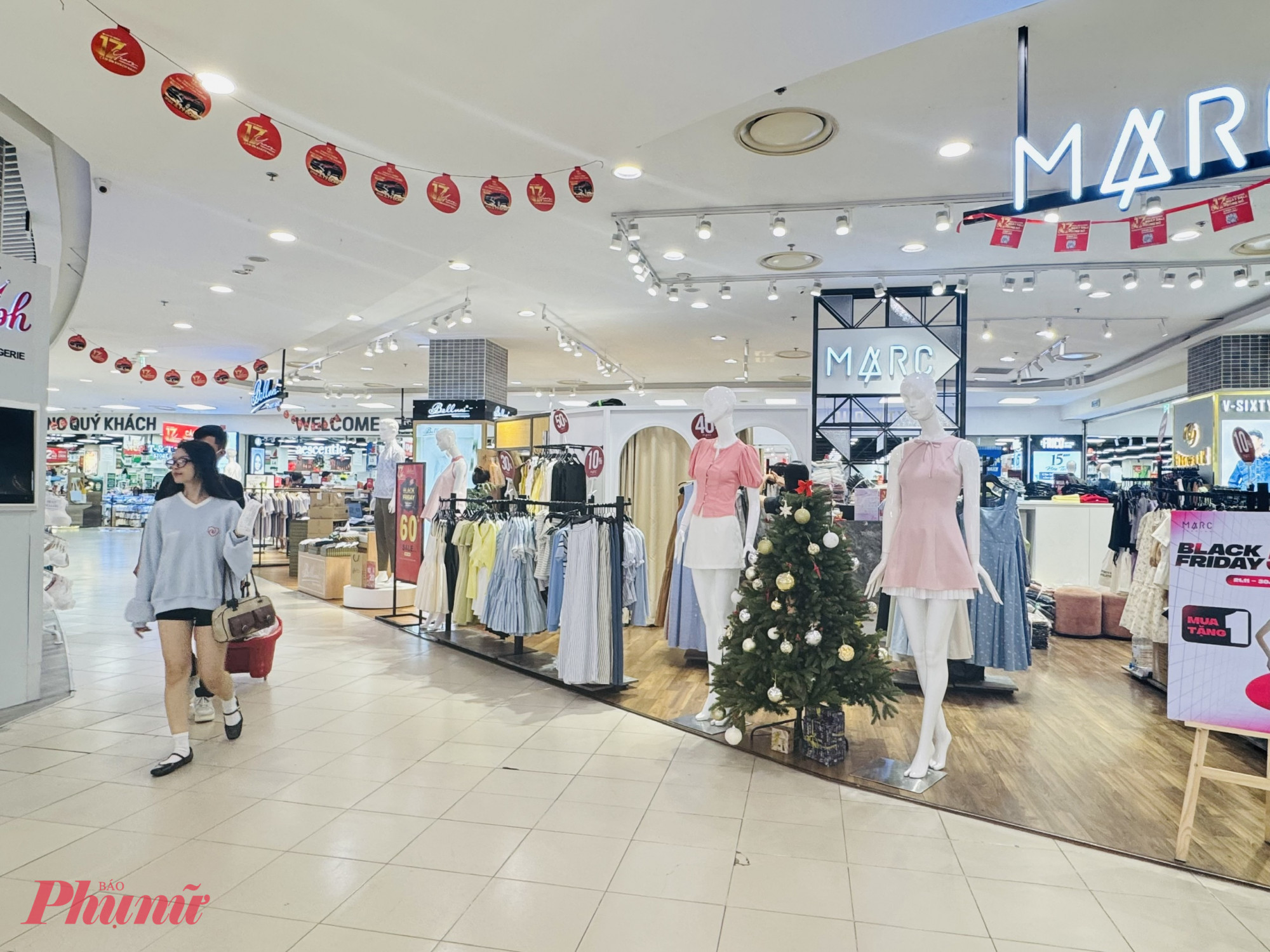 Tại siêu thị Lotte Mart, phường Tân Hưng, TPHCM, dù nhiều thương hiệu thời trang quần áo, túi xách, giày dép... treo bảng giảm giá, 