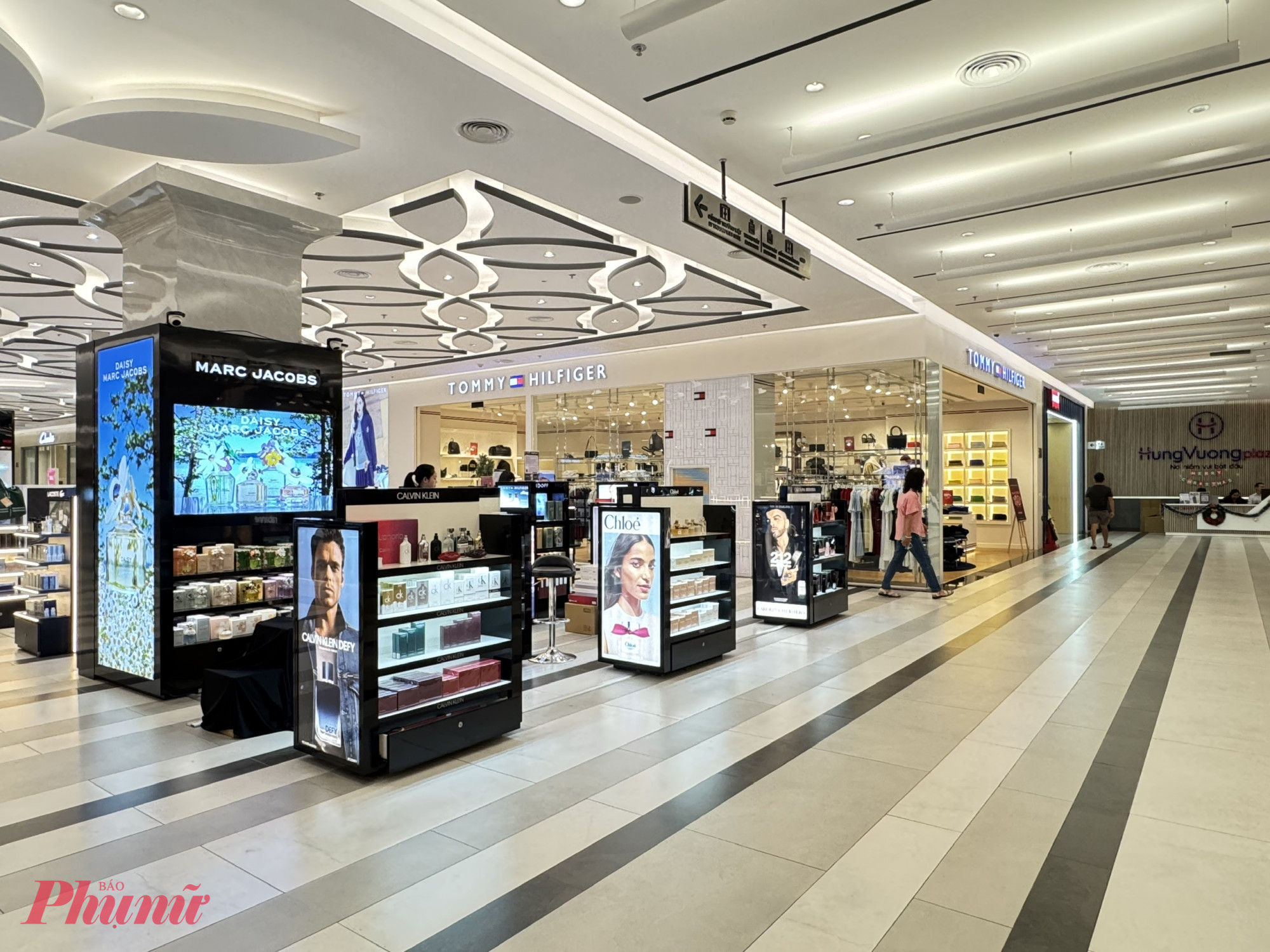 Tại Hùng Vương Plaza, phường Chợ Lớn, TPHCM lượng khách đến mua sắm khá vắng. 