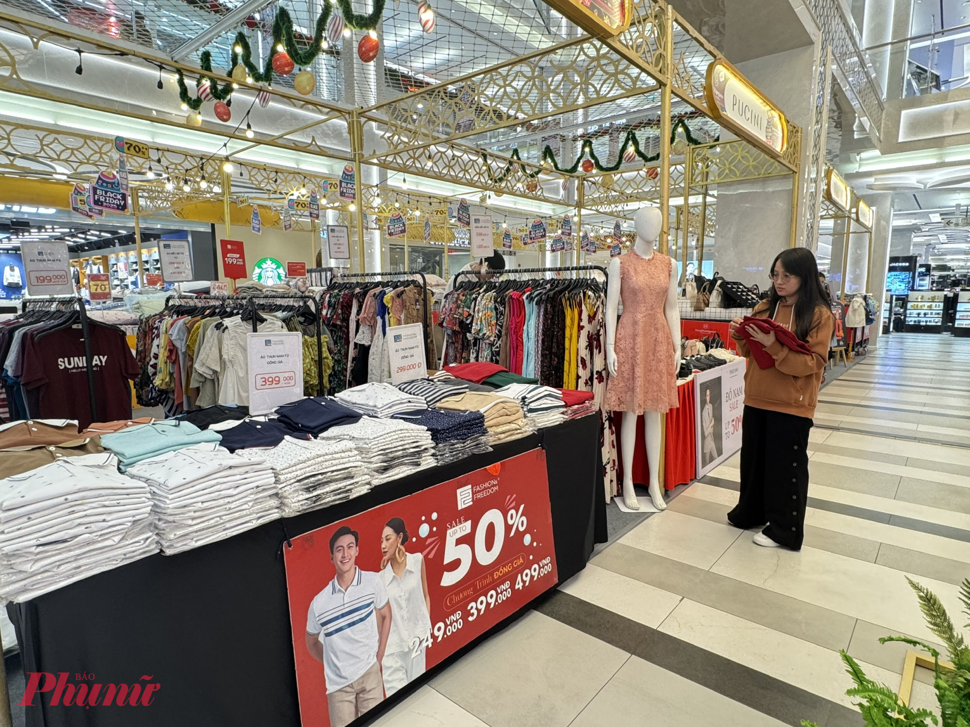 Tại khu nhãn hàng thời trang F2, có chương trình đồng giá nhưng 