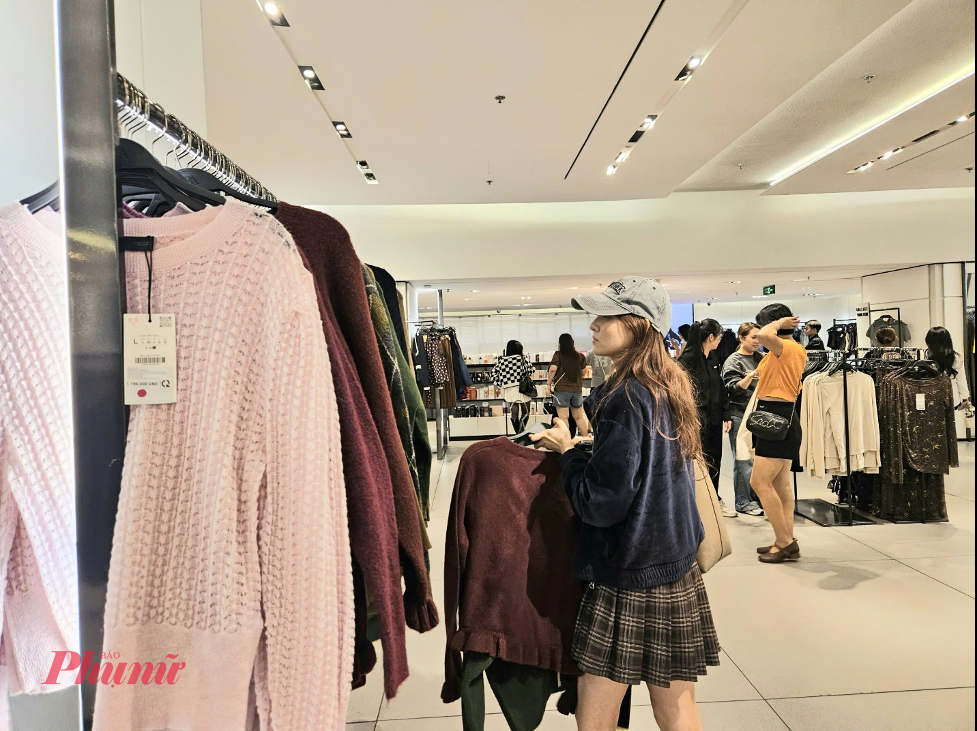 Tại Vincom Center Đồng Khởi (phường Sài Gòn), hàng loạt thương hiệu thời trang - mỹ phẩm như Zara, Calvin Klein, Versace, Aldo, Levi’s, Guess, Mango… đồng loạt treo biển giảm đến 80%. Tuy vậy, khách hàng chủ yếu tập trung mua sắm tại khu vực quần áo, nước hoa, trong khi đồng hồ, mắt kính và mỹ phẩm khác không thu hút. 