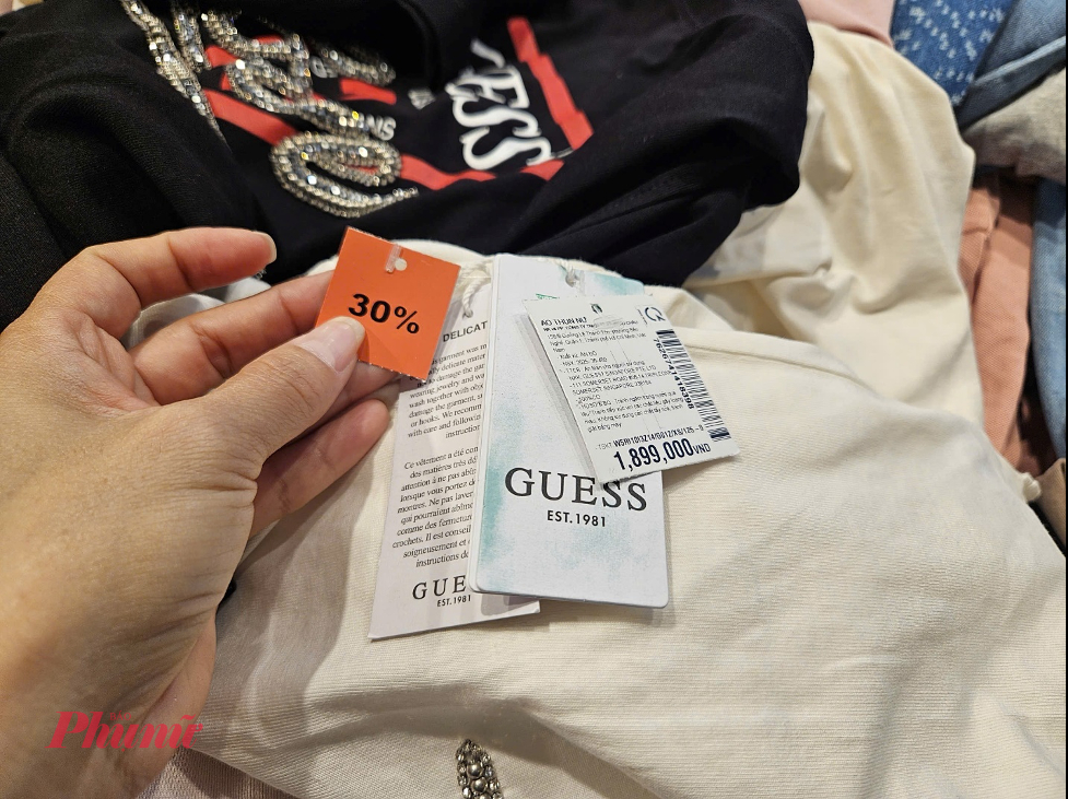 Một mẫu áo thun Guess có giá niêm yết 1.899.000 đồng, được giảm 30%, còn khoảng 1.329.000 đồng. 