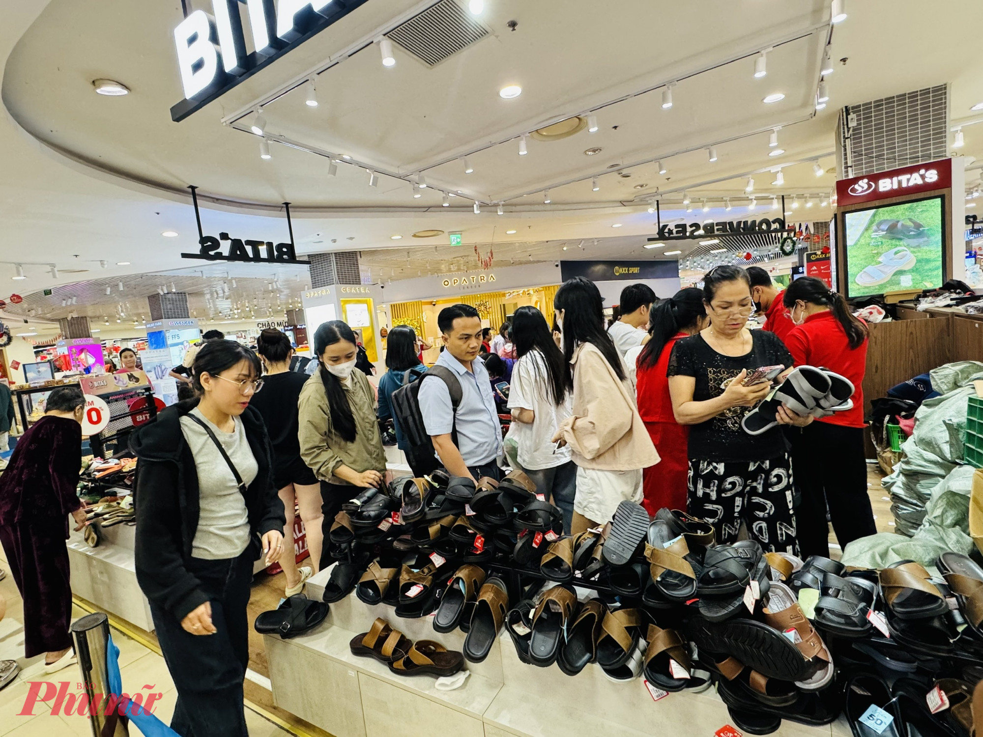 Thương hiệu giày dép Bitas cũng đông khách hơn vì đang giảm giá 70% tất các sản phẩm