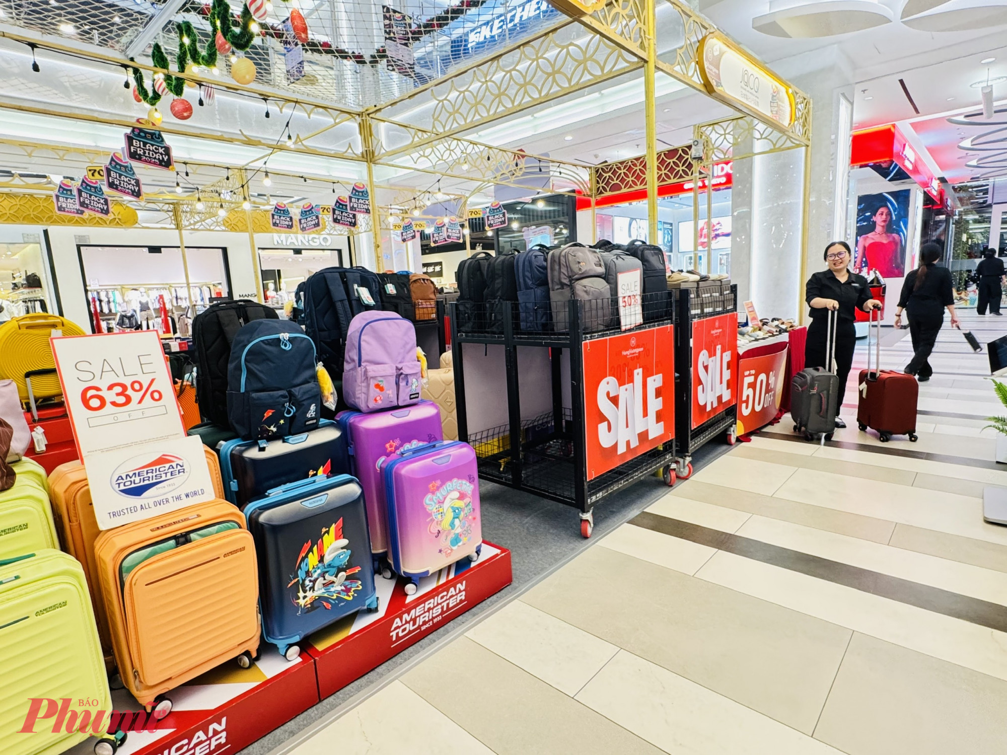 Trong các sản phẩm khuyến mãi thì vali là ế, ít khách mua nhất. Quanh các cửa hàng, chỉ có nhân viên tám chuyện với nhau