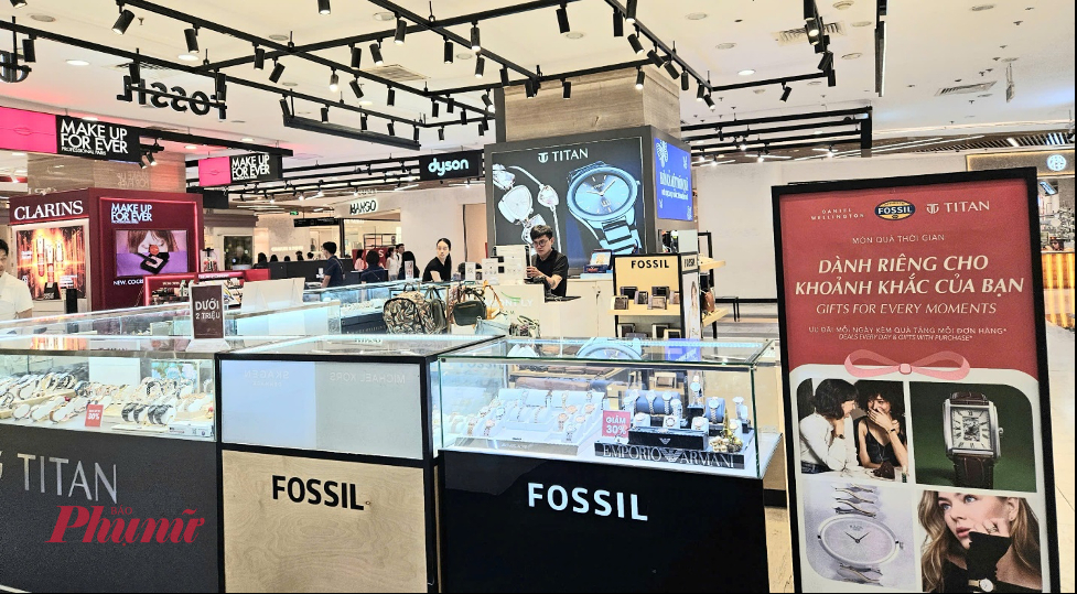 Trái với sự nhộn nhịp ở các quầy nước hoa và thời trang, khu vực bán mắt kính và đồng hồ tại trung tâm thương mại lại khá vắng vẻ. Các thương hiệu như Fossil, Titan hay Daniel Wellington dù treo biển giảm 30-50% nhưng không thu hút khách.