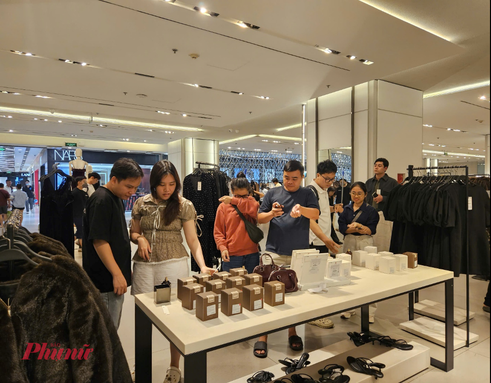 Nhóm sản phẩm mua nhiều thứ hai là nước hoa, trong khi đồng hồ, mắt kính và mỹ phẩm khác không thu hút.