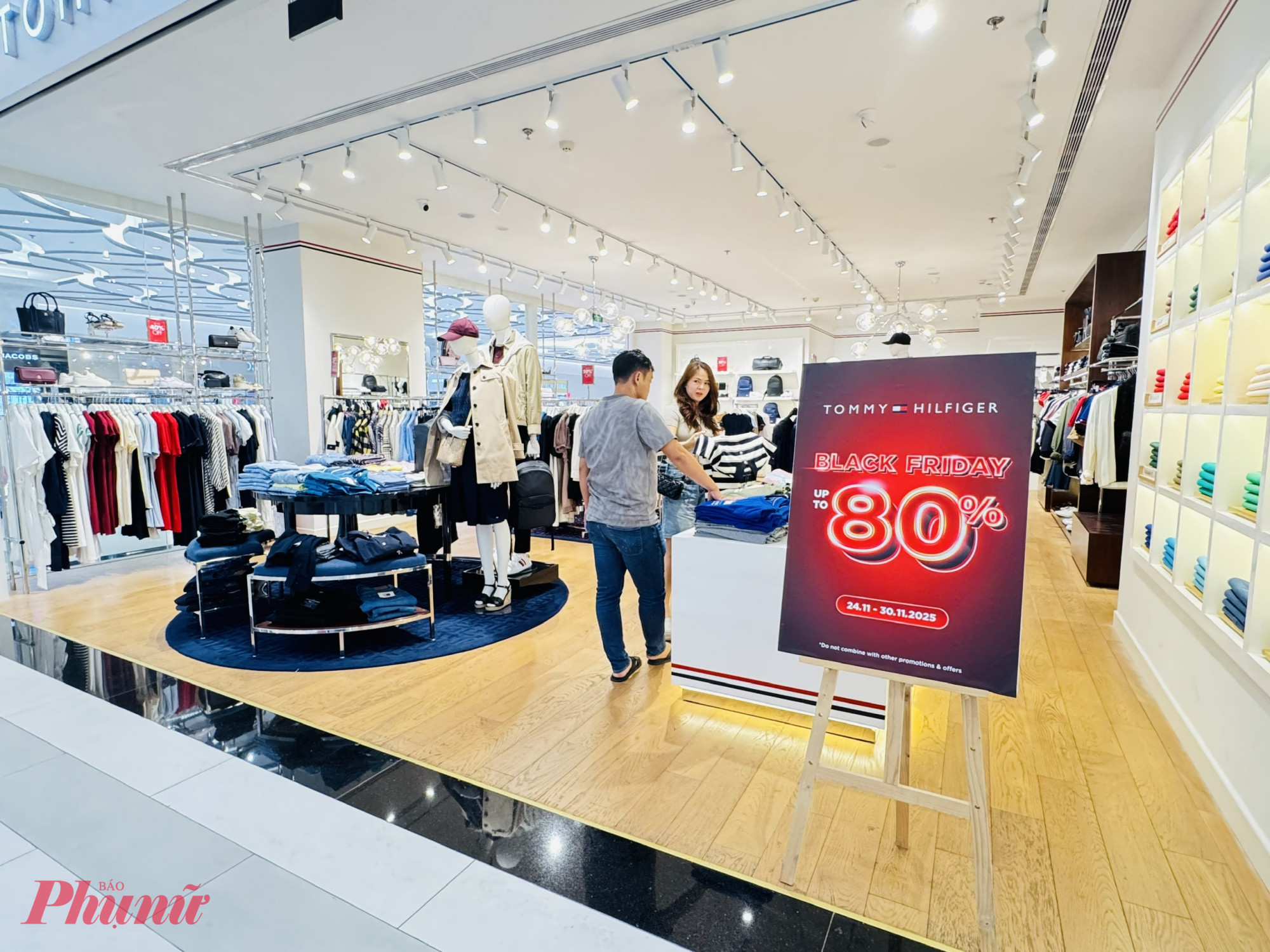 Tại các cửa hàng riêng trong Hùng Vương Palza, cửa hàng nào cũng treo bảng giảm giá khá sâu nhưng cũng chỉ lác đác khách