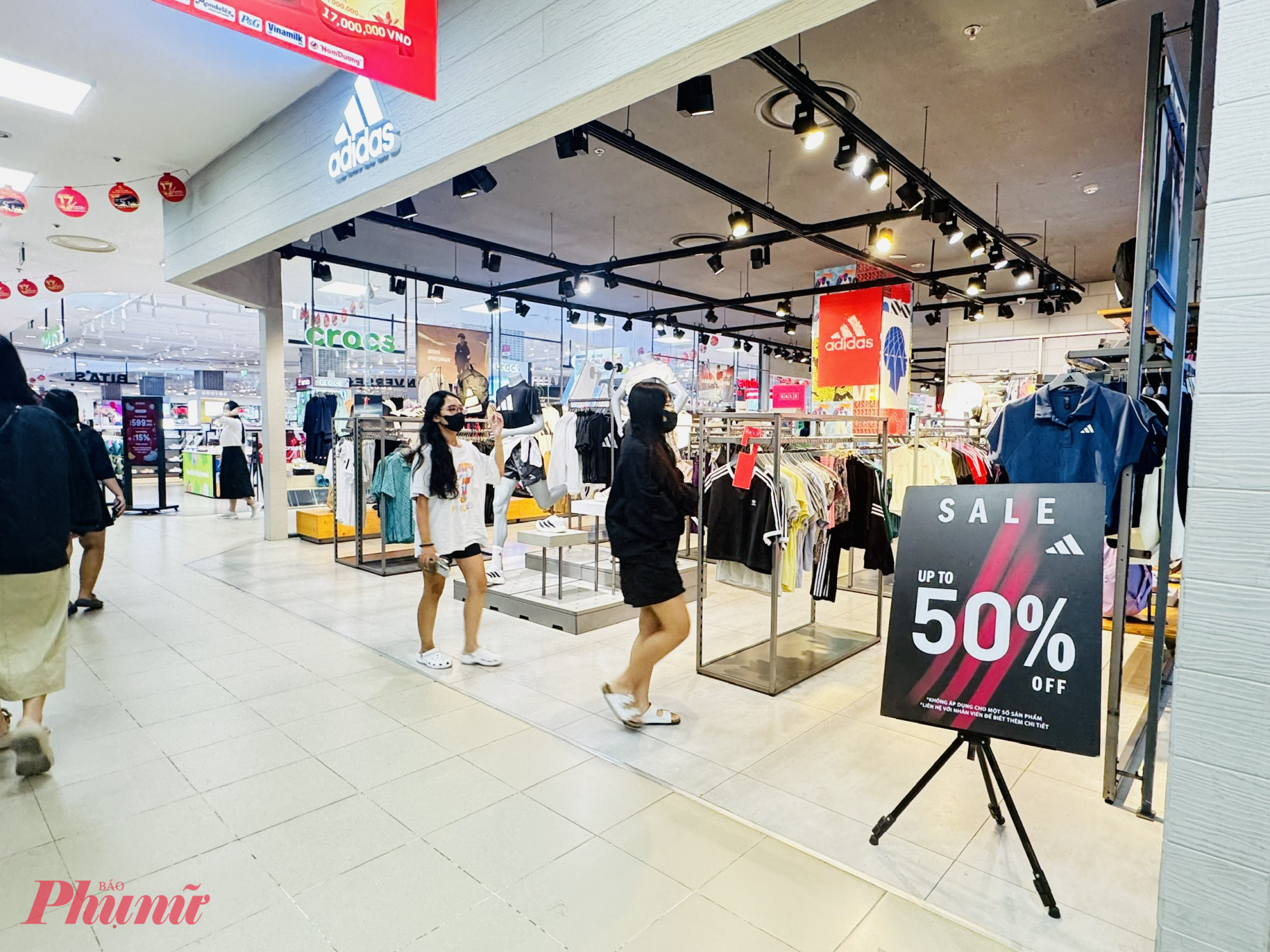 Như Adidas đang có chương trình khuyến mãi giảm giá 50% nhưng thỉnh thoảng mới có khách ghé vào