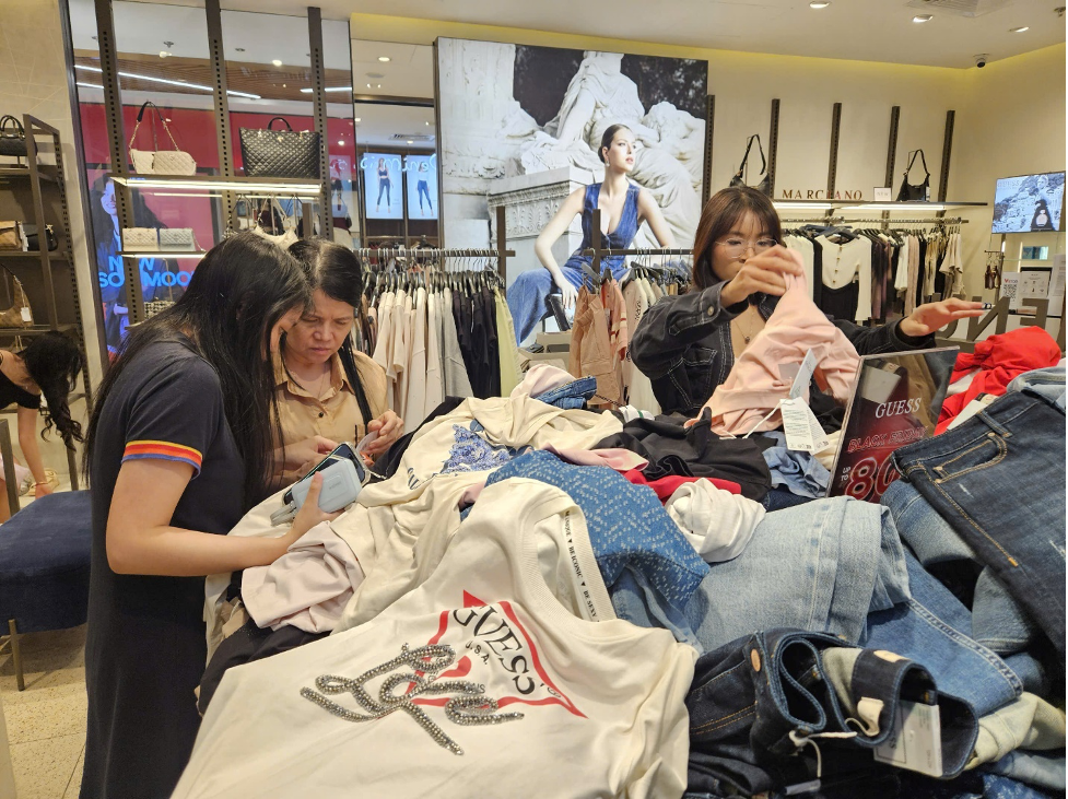 Khu vực giảm giá của Guess cũng thu hút khách nhờ áp dụng mức giảm đến 70% cho nhiều sản phẩm, từ áo thun, quần jean đến các loại phụ kiện.