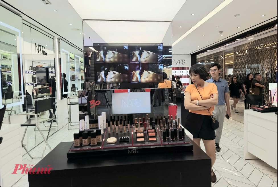 khu vực mỹ phẩm của NARS trưng bày nhiều dòng son và sản phẩm trang điểm, nhưng phần lớn khách chỉ dừng lại xem chứ không mua. 