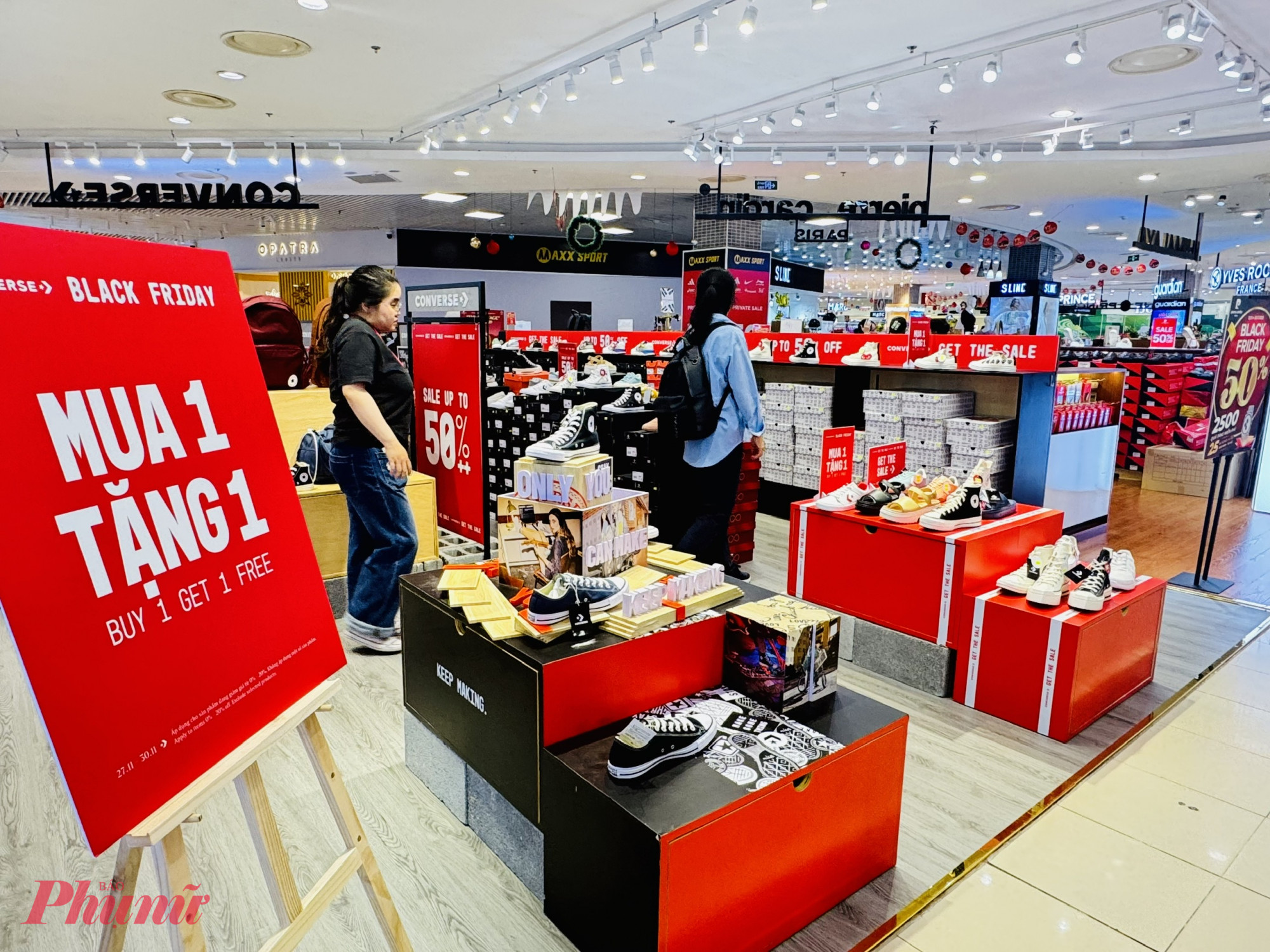 Thậm chí có cửa hàng treo bảng mua 1 tặng 1 nhưng khách cũng thờ ơ