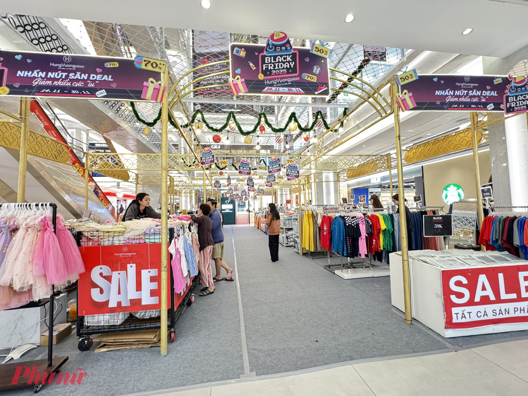 Tại Hùng Vương Plaza, phường Chợ Lớn, TPHCM lượng khách đến mua sắm khá vắng