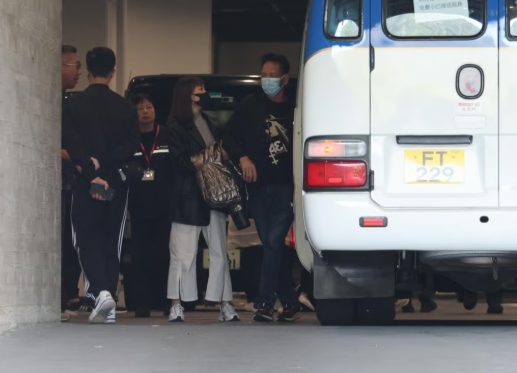 Nhiều người đến nhà tang lễ tìm kiếm người thân đã mất nhưng vô cùng khó khăn