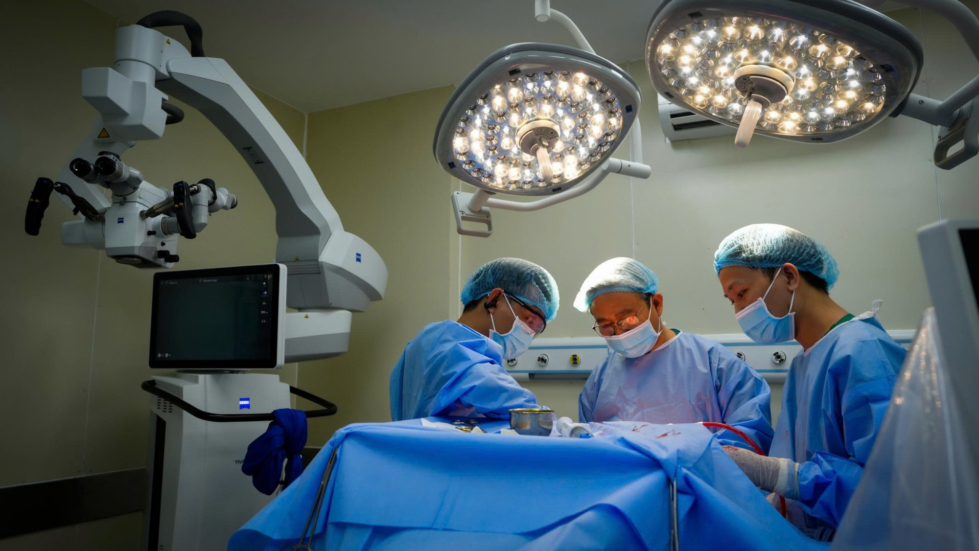 Các bác sĩ tiến hành phẫu thuật hai khối u não cho bệnh nhân (ảnh: BVCC)