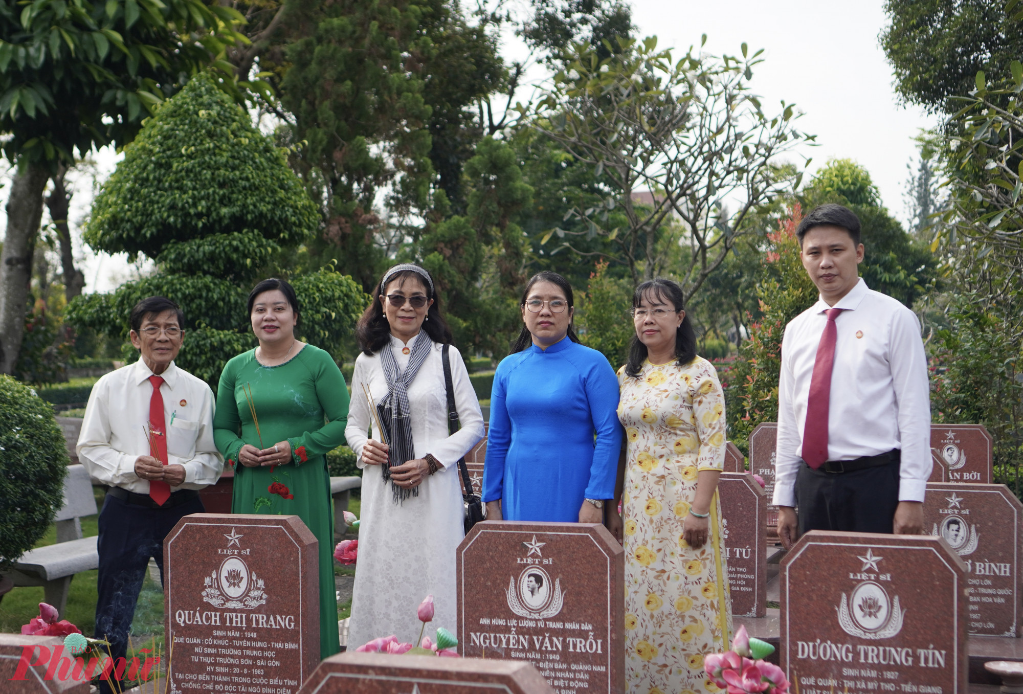 Đoàn đại biểu kính cẩn dâng hương tại Nghĩa trang Liệt sĩ, tưởng nhớ những người đã ngã xuống vì Tổ quốc.