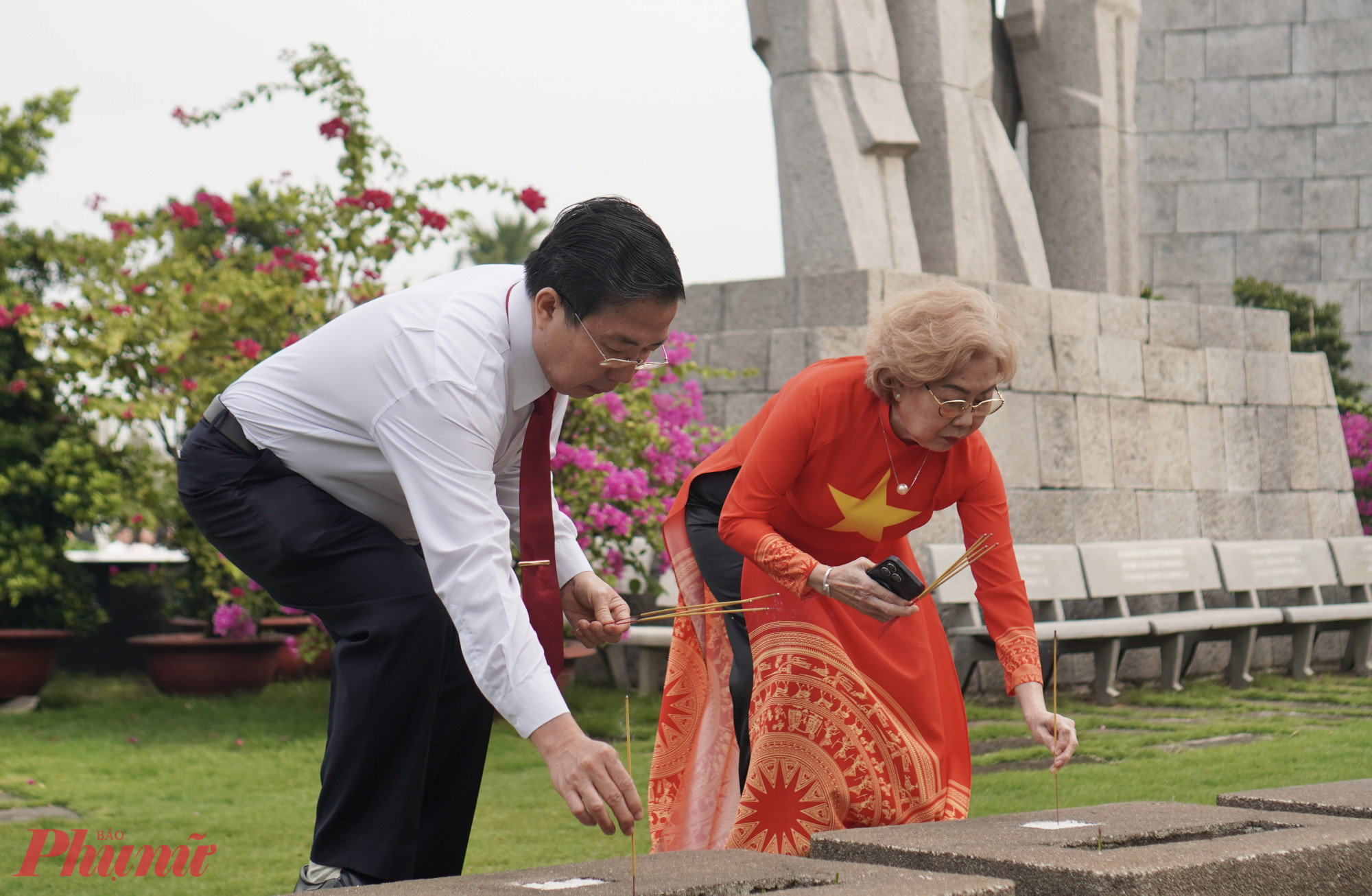 Các đại biểu tiến vào khu tưởng niệm, thực hiện nghi thức dâng hương tại Nghĩa trang Liệt sĩ.