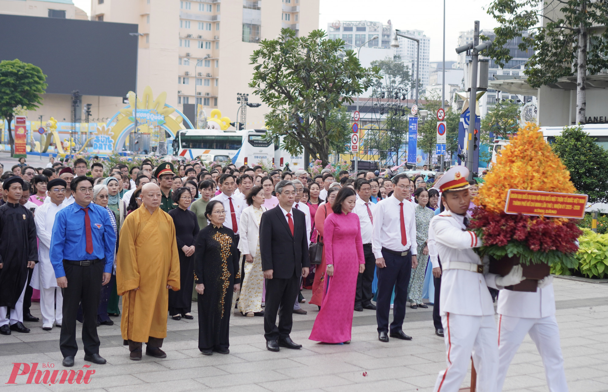 Ông Đồng chí Nguyễn Phước Lộc dẫn đầu đoàn đại biểu tham dự nghi thức dâng hoa trước thềm Đại hội lần thứ I