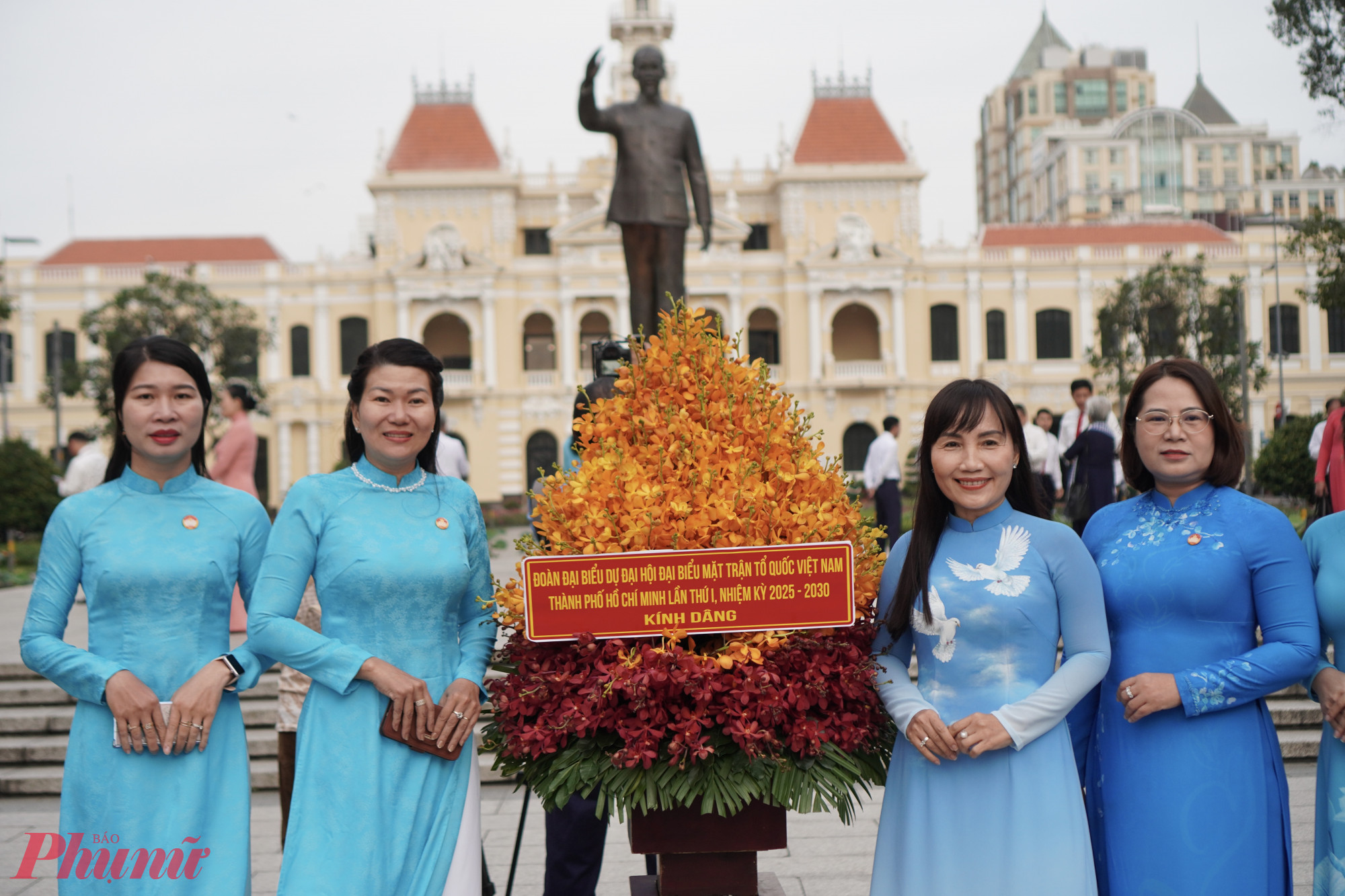 nghi thức dâng hoa, dâng hương sáng 28-11 đã mở đầu chuỗi hoạt động ý nghĩa của các đoàn đại biểu tham dự Đại hội MTTQ Việt Nam TPHCM lần thứ I, nhiệm kỳ 2025–2030.