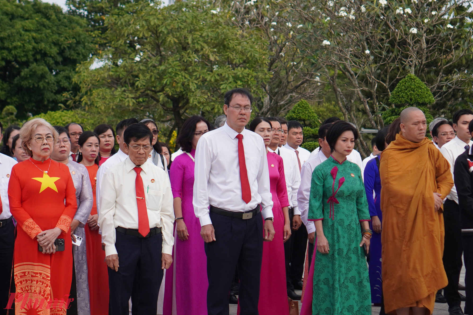 Ông Nguyễn Thành Trung - Thành ủy viên, Phó chủ tịch Ủy ban MTTQ Việt Nam TPHCM, Chủ tịch Hội Nông dân TPHCM làm trưởng đoàn, đã đến dâng hương, dâng hoa