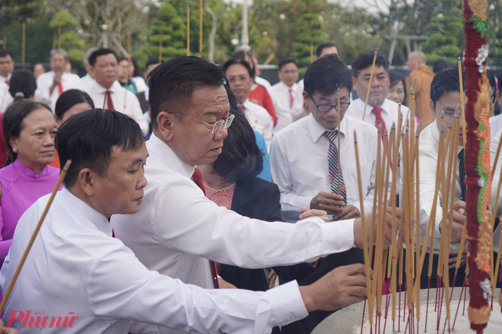 Đoàn đại biểu dâng hương tri ân các Mẹ Việt Nam anh hùng và các Anh hùng liệt sĩ.