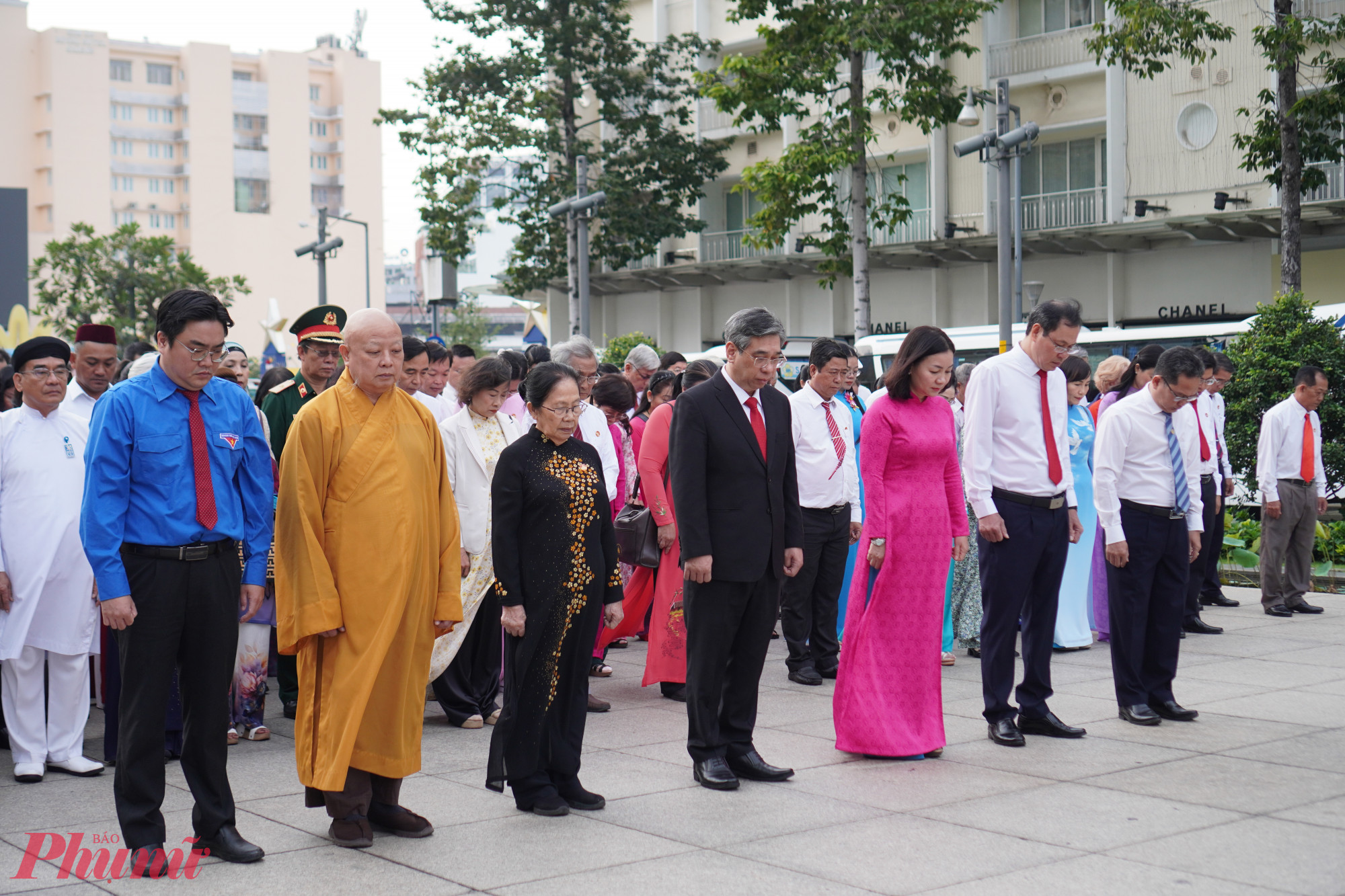 Các đại biểu dành phút mặc niệm bày tỏ lòng biết ơn đối với công lao to lớn của Chủ tịch Hồ Chí Minh