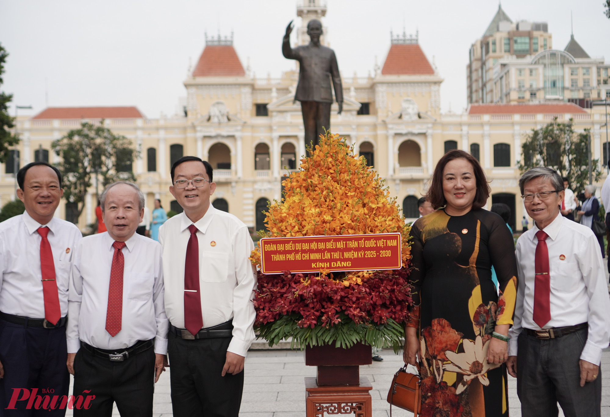 Các đại biểu tham dự Đại hội đại biểu MTTQ Việt Nam TPHCM dự lễ dâng hương sáng 28/11