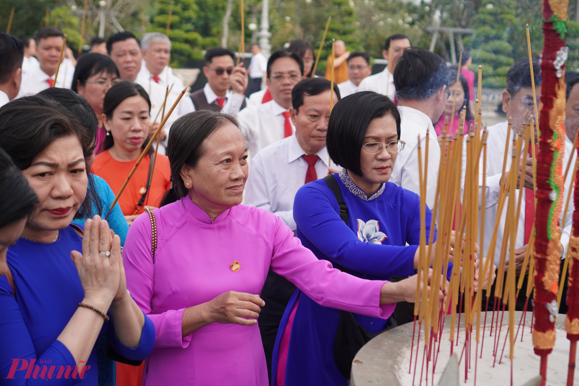 Đoàn đại biểu dâng hương tri ân các Mẹ Việt Nam anh hùng và các Anh hùng liệt sĩ