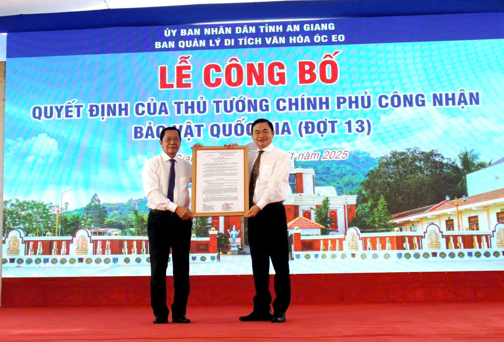 Ông Nguyễn Khánh Hiệp - Giám đốc Sở Văn hóa - Thể thao tỉnh An Giang nhận quyết định công nhận 2 bảo vật quốc gia - Ảnh CTV