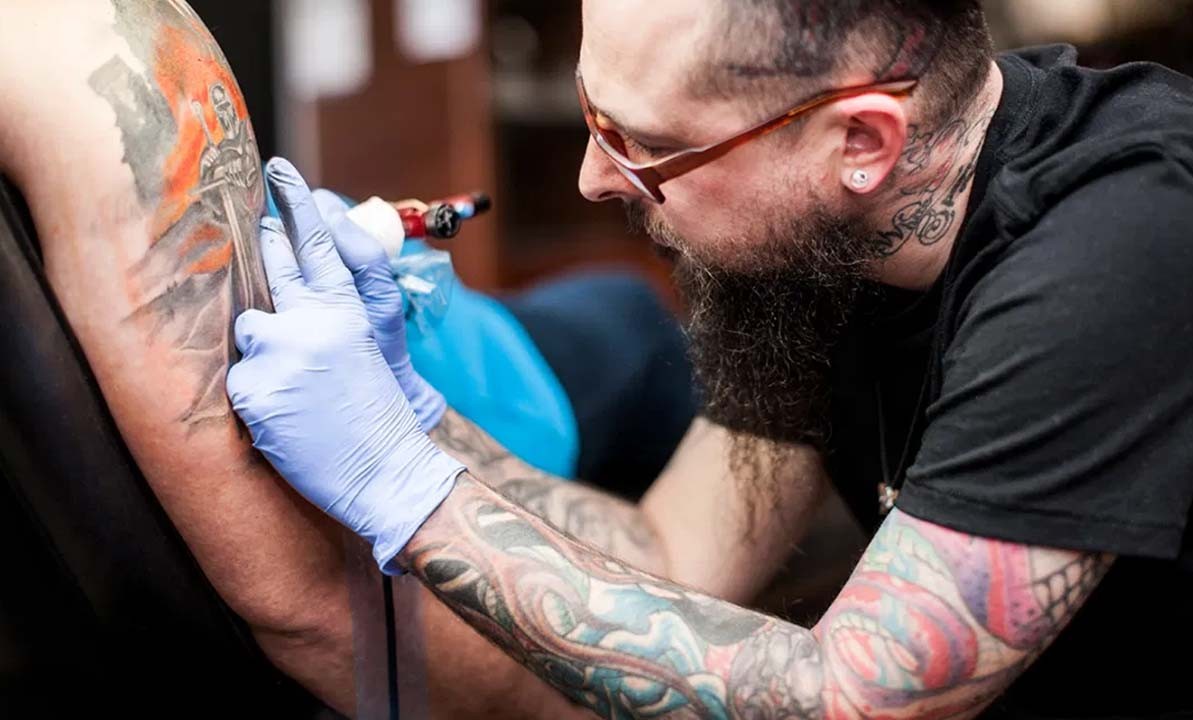 Hình xăm có thể dẫn đến một số rủi ro, bao gồm nhiễm trùng da, phản ứng dị ứng, sẹo và thậm chí là nguy cơ ung thư - Ảnh: Westend61/Getty Images