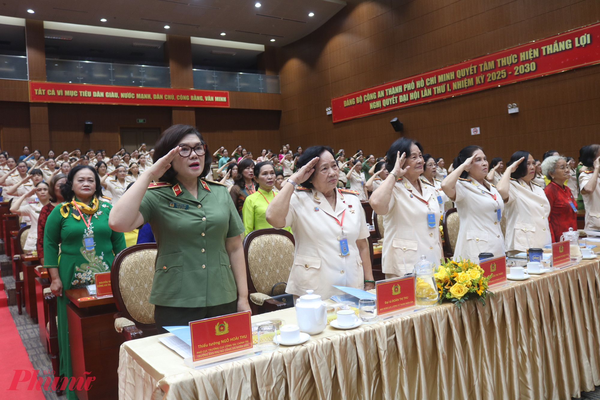 Thiếu tướng Ngô Hoài Thu – Phó cục trưởng Cục Công tác chính trị, Trưởng ban Phụ nữ Công an nhân dân (bìa trái) đã đến dự đại hội - Ảnh: Mẫn Nhi