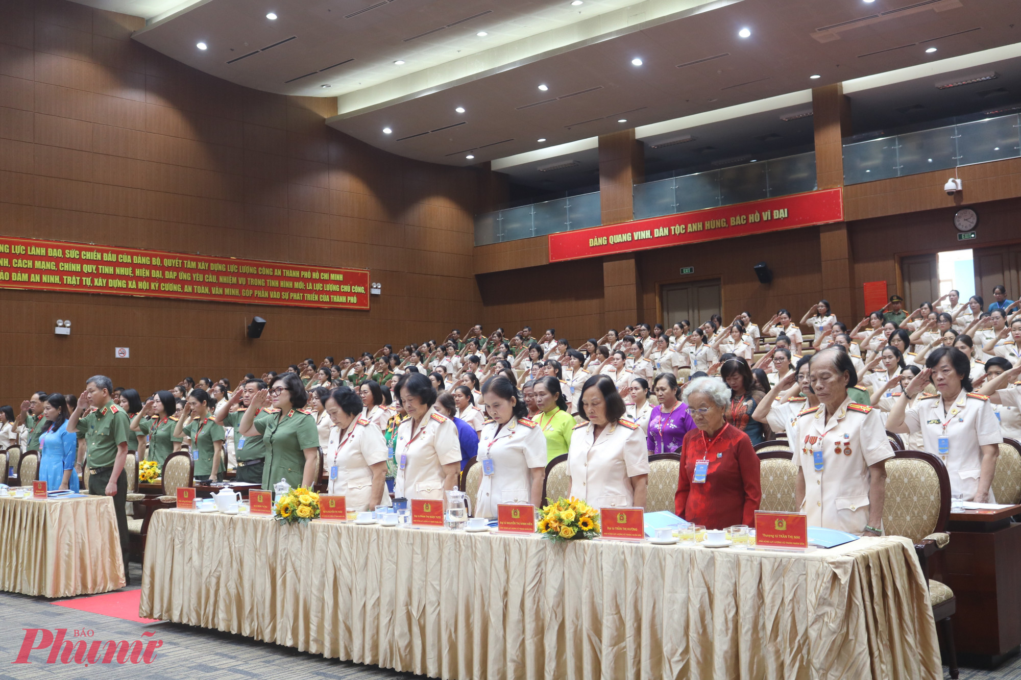 Đại biểu dành một phút mặc niệm đồng bào, chiến sỹ đã tử vong, hy sinh do thiên tai trong thời gian qua - Ảnh: Mẫn Nhi