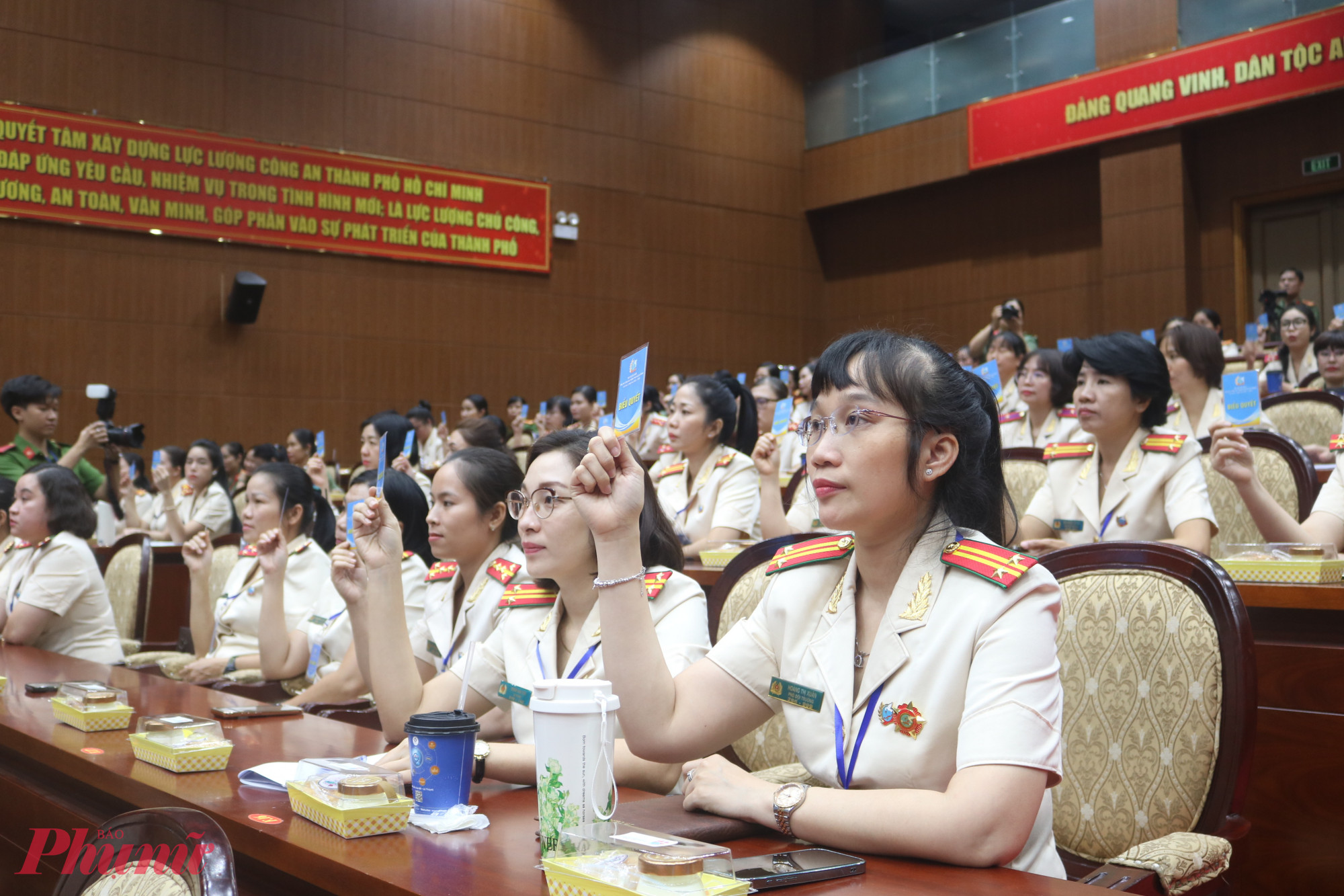 Đại biểu biểu quyết thông qua Nghị quyết Đại hội đại biểu Phụ nữ Công an TPHCM lần thứ I, nhiệm kỳ 2025 – 2030 - Ảnh: Mẫn Nhi
