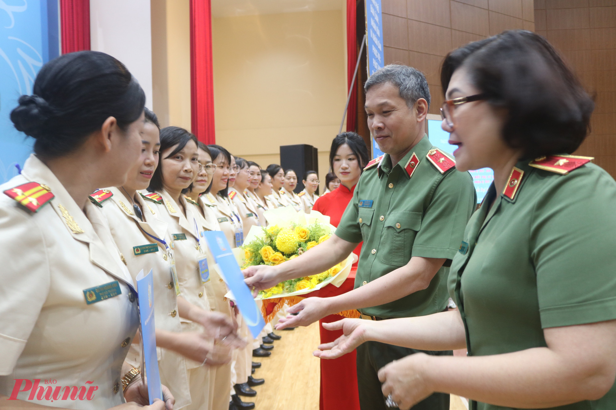 Ban Phụ nữ Công an TPHCM, nhiệm kỳ 2025 – 2030 nhận quyết định chỉ định nhân sự và hoa chúc mừng - Ảnh: Mẫn Nhi