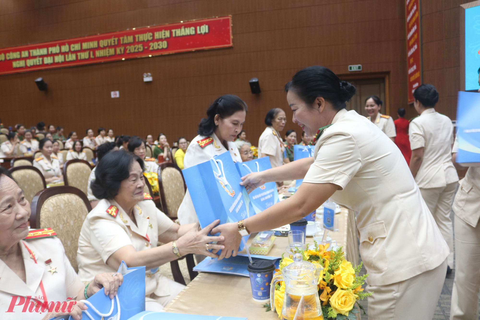 Đoàn chủ tịch đại hội trao quà tri ân đại biểu khách mời đặc biệt của đại hội - các nữ anh hùng lực lượng vũ trang nhân dân - Ảnh: Mẫn Nhi