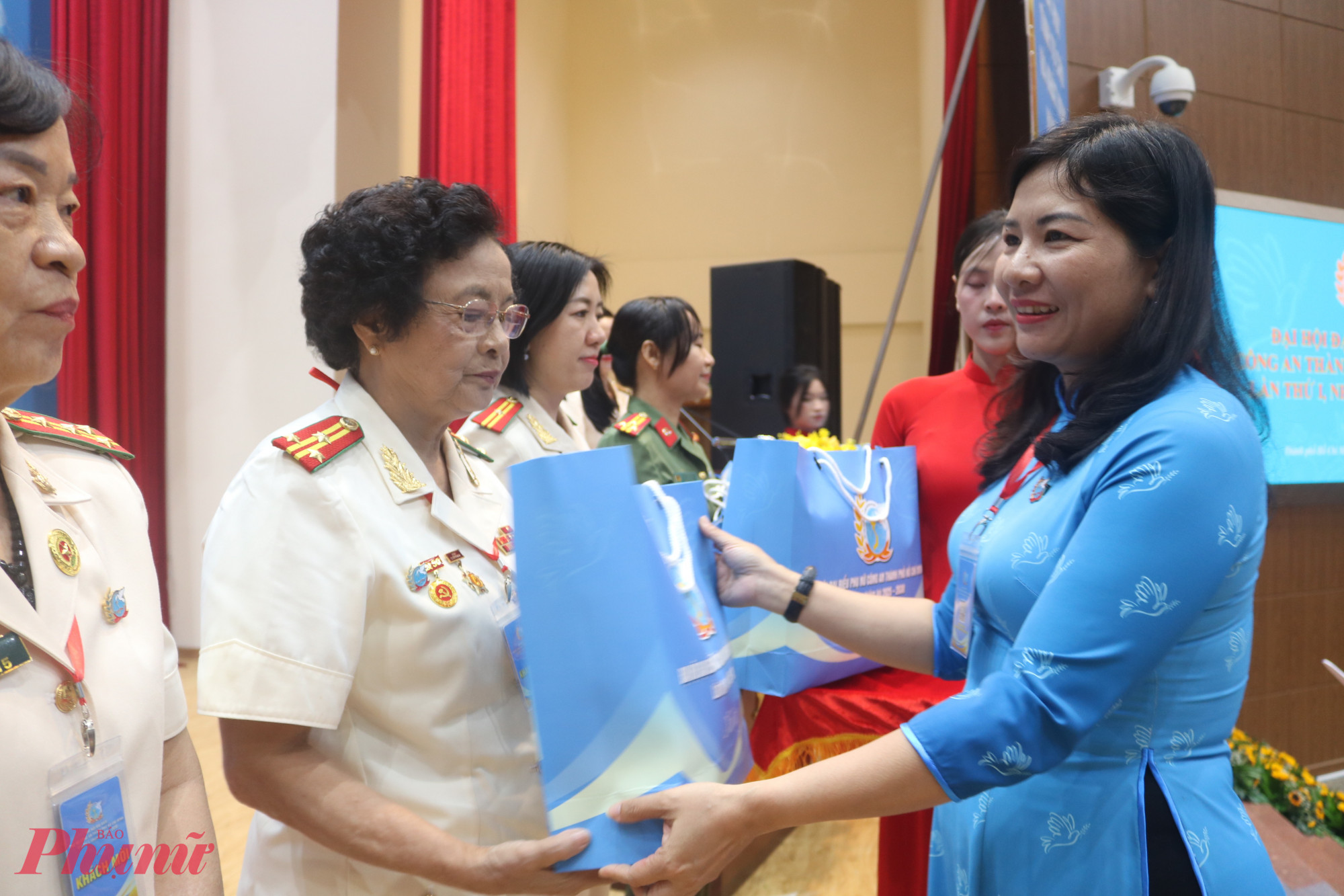Bà Nguyễn Thị Ngọc Linh – Phó chủ tịch Hội LHPN TPHCM – trao quà tri ân đến các dì nguyên là Trưởng ban Phụ nữ Công an TPHCM qua các thời kỳ - Ảnh: Mẫn Nhi