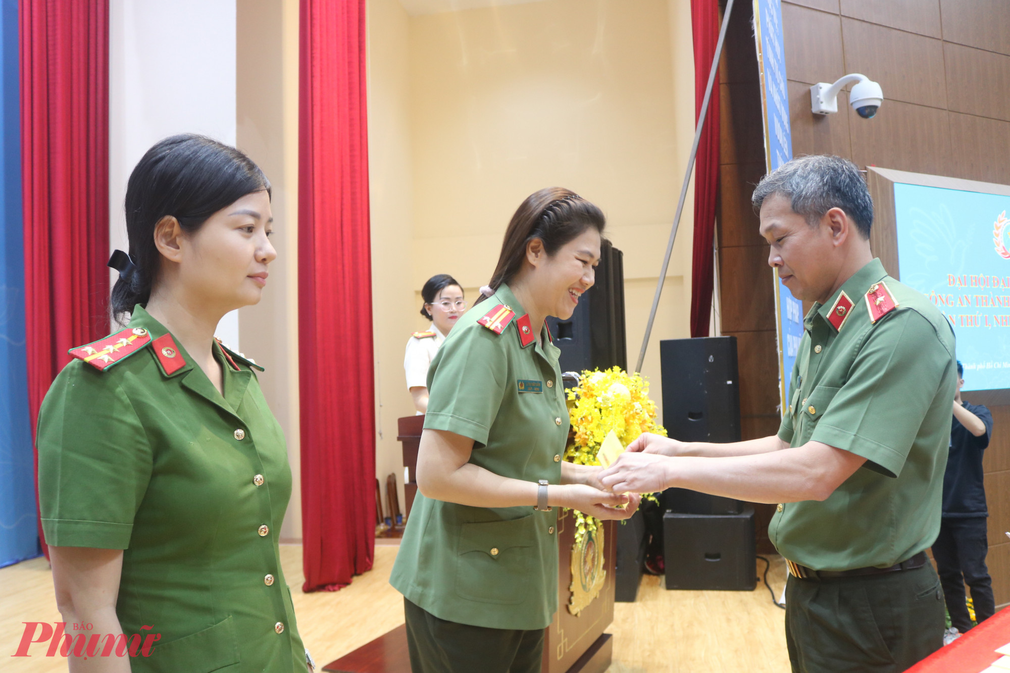 Tại đại hội, Hội Phụ nữ Công an TPHCM hỗ trợ 10 chị hội viên có gia đình bị thiệt hại trong đợt bão lũ vừa qua (mỗi chị 2 triệu đồng). Trong ảnh, thiếu tướng Tạ Văn Đẹp – Phó bí thư Đảng ủy, Phó giám đốc Công an TPHCM – trao món quà động viên các chị - Ảnh: Mẫn Nhi 