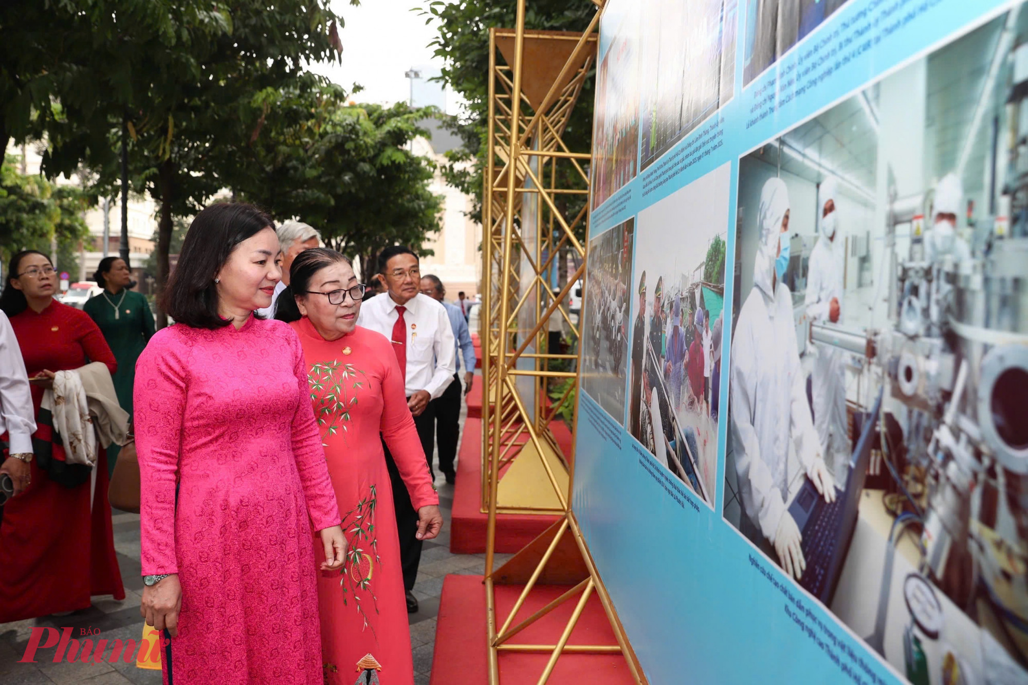 Bà Trương Thị Bích Hạnh - Phó chủ tịch Thường trực Ủy ban MTTQ Việt Nam TPHCM tham quan triển lãm