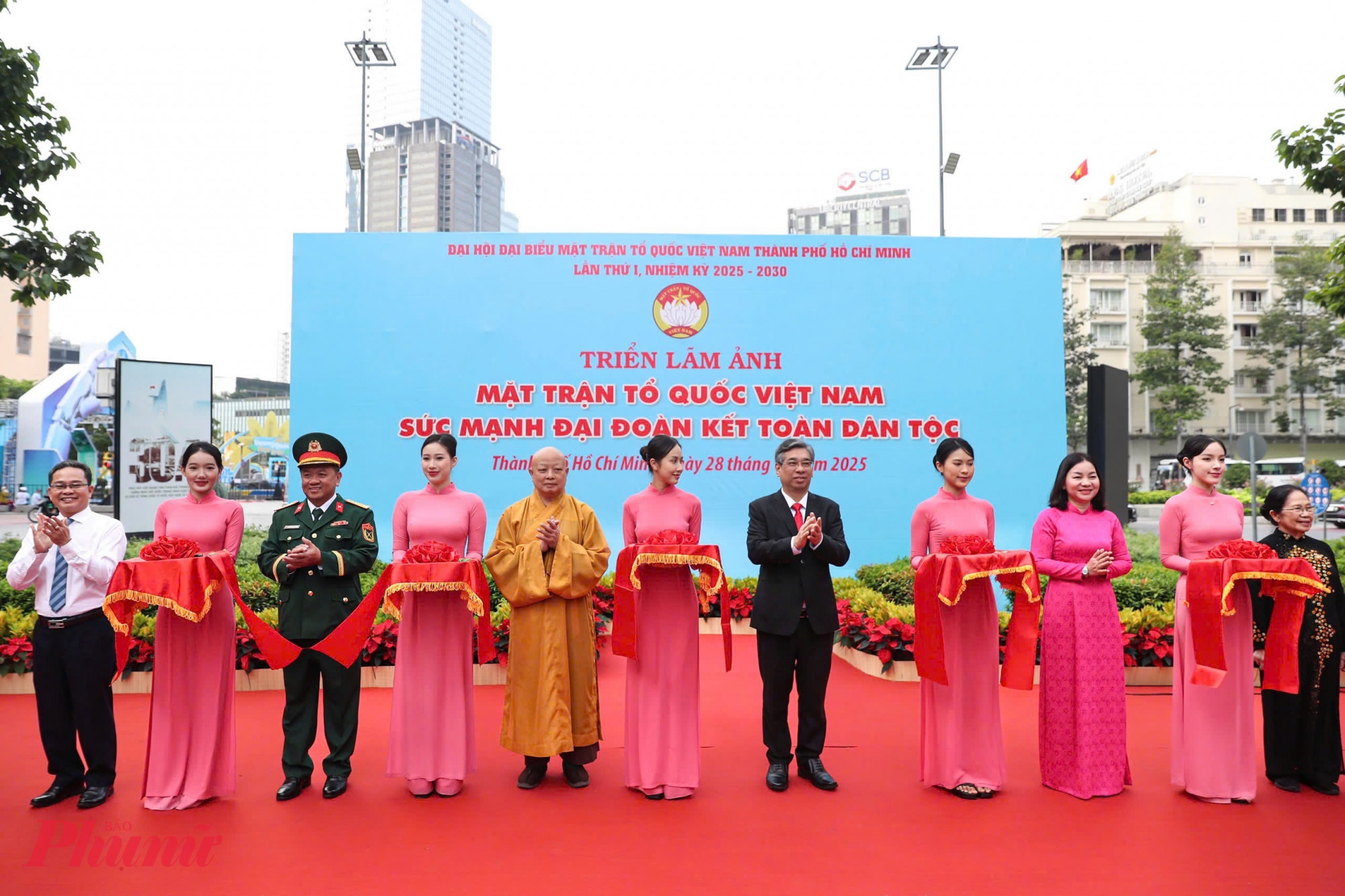 Đại biểu cắt băng khai mạc triển lãm MTTQ Việt Nam - Phát huy sức mạnh đại đoàn kết