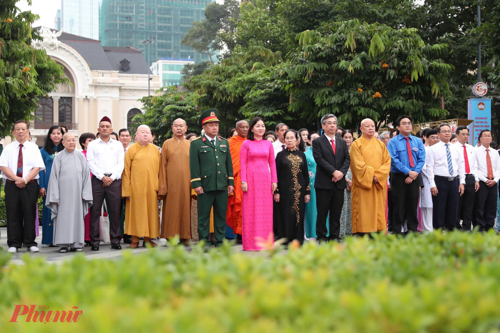 Các đại biểu tham quan triển lãm ảnh Sức mạnh Đại Đoàn kết dân tộc