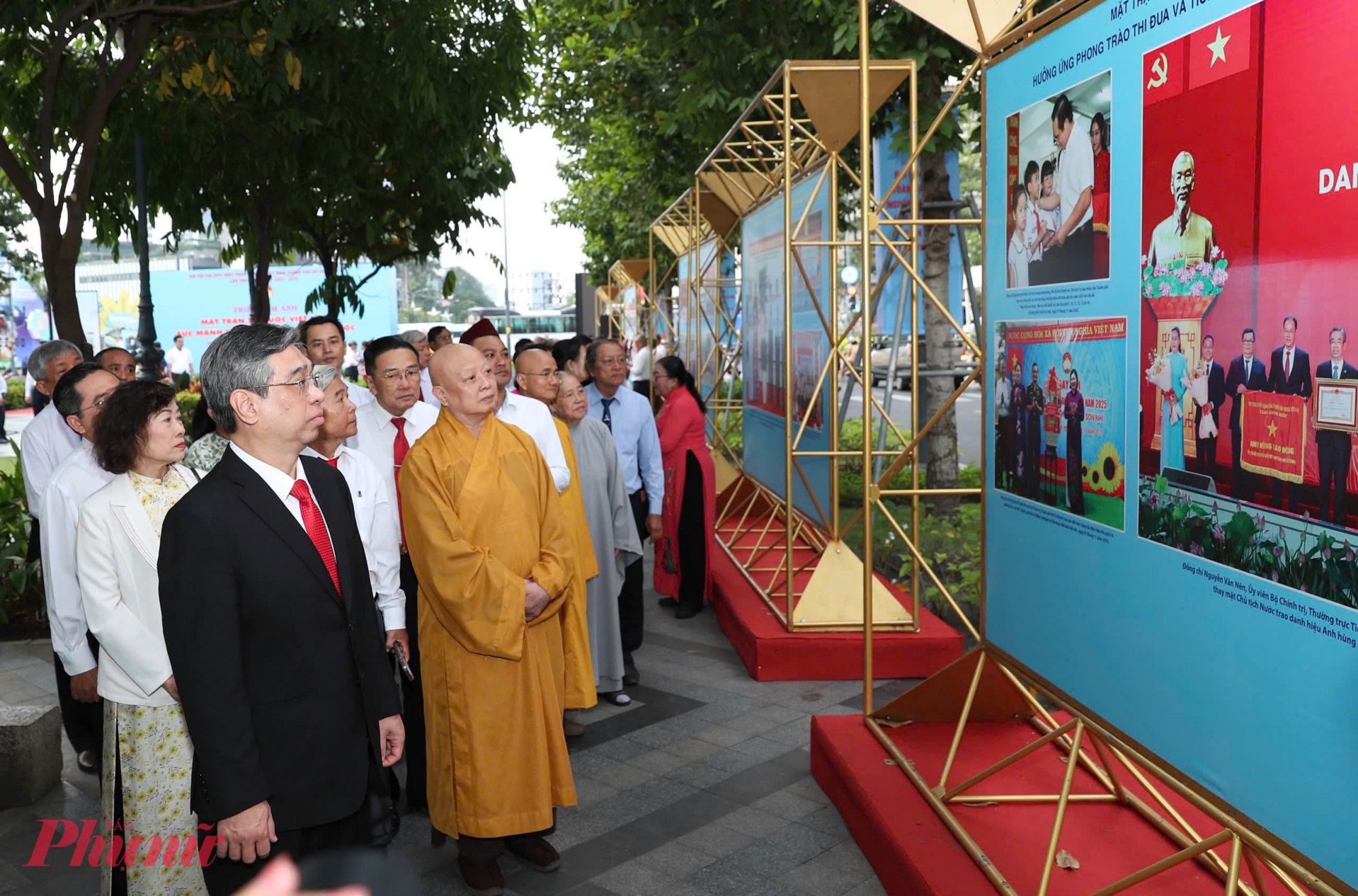 Ông Nguyễn Phước Lộc - Phó bí thư Thành ủy, Chủ tịch Ủy ban MTTQ Việt Nam TPHCM cùng đại biểu tham quan triển lãm