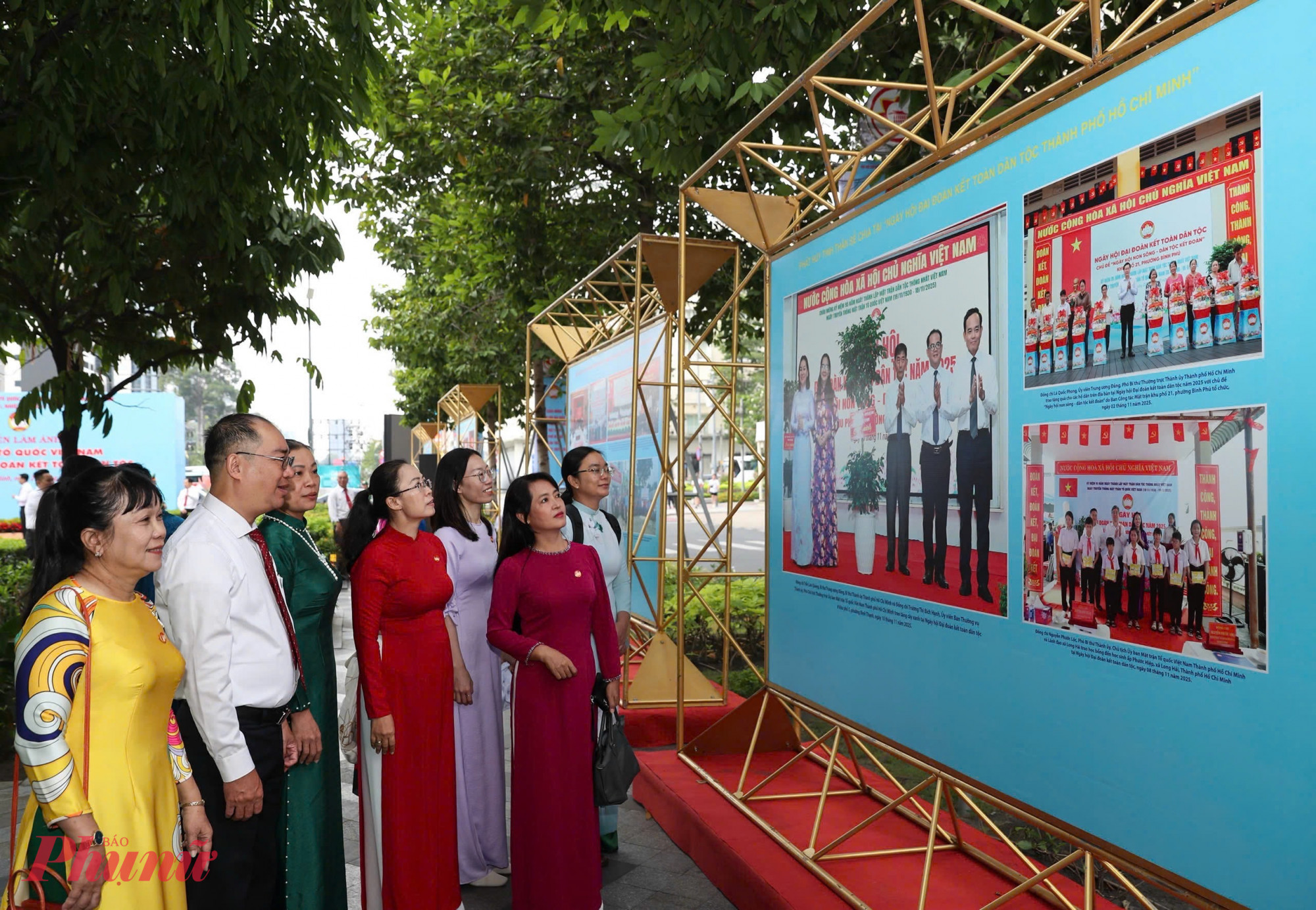 Không gian triển lãm thu hút đại biểu bởi những hình ảnh chân thực về phong trào đoàn kết, chung sức xây dựng TPHCM