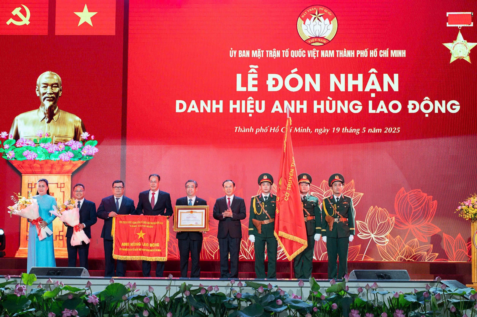 Ủy ban MTTQ Việt Nam TPHCM đón nhận danh hiệu anh hùng lao động - Ảnh: MTTQ TPHCM