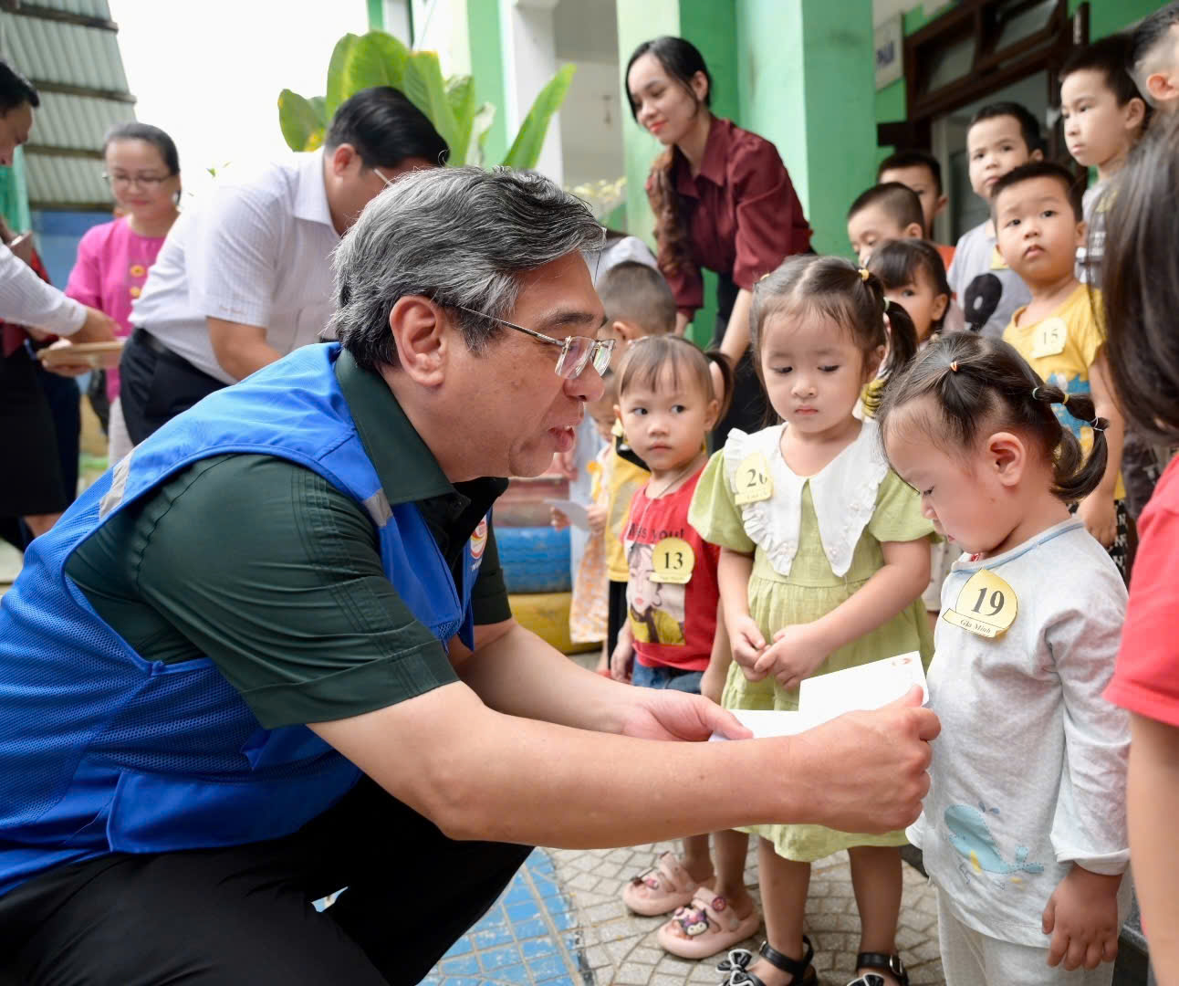 Ông Nguyễn Phước Lộc - Phó bí thư Thành ủy, Chủ tịch Ủy ban MTTQ Việt Nam TPHCM trao quà cho các em học sinh Trường Mầm non Tây Lộc, thành phố Huế.