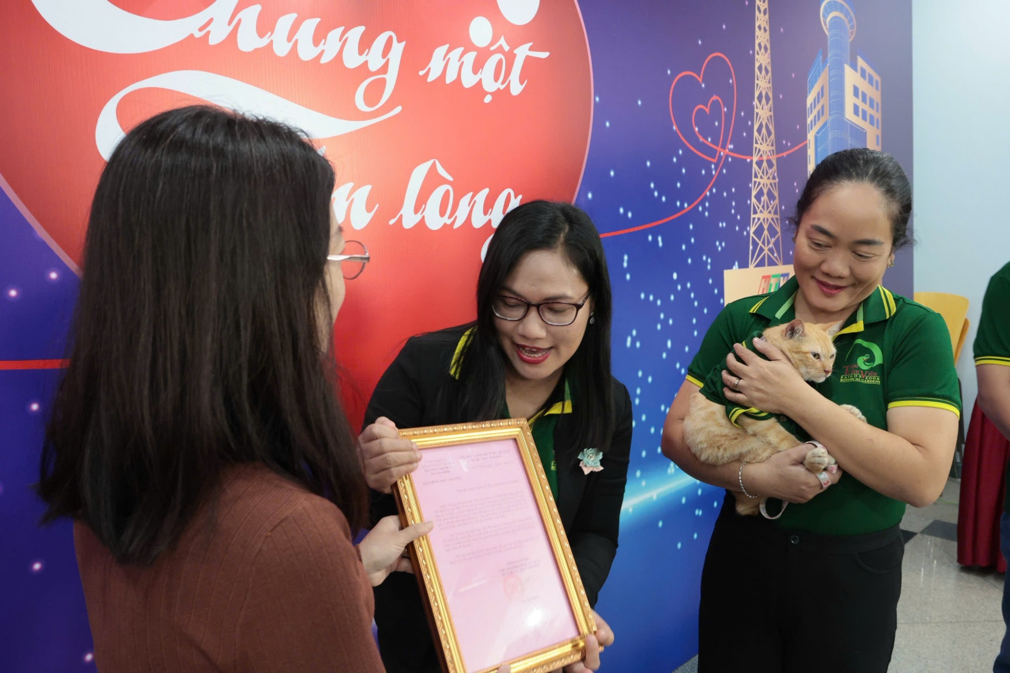 Chú mèo Mika đáng yêu hiện diện tại buổi trao tặng - Ảnh: Thảo Cầm Viên Sài Gòn
