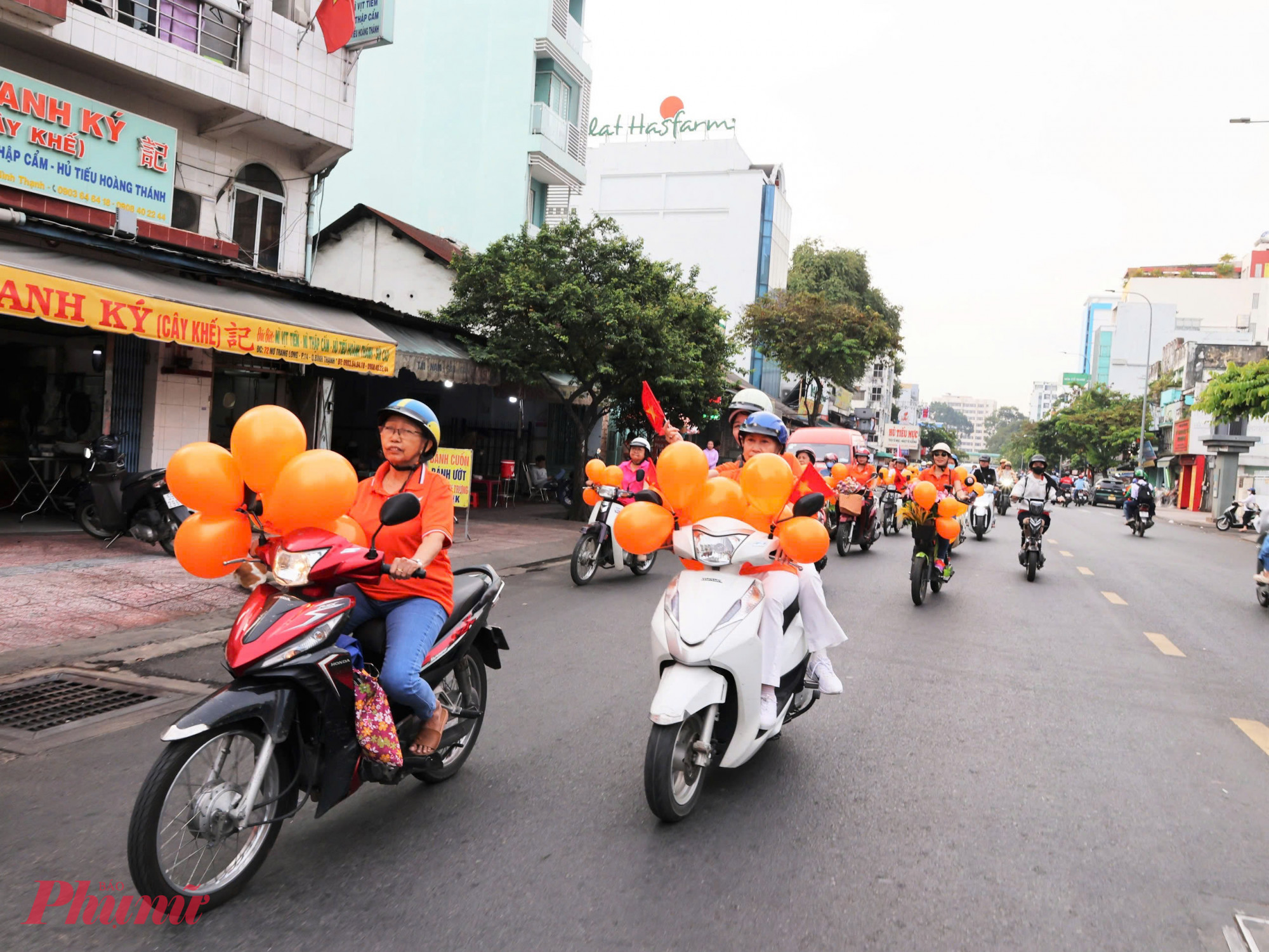 Các đoàn thể và khu phố tham gia diễu hành xe hoa trên các tuyến đường - Ảnh: MD