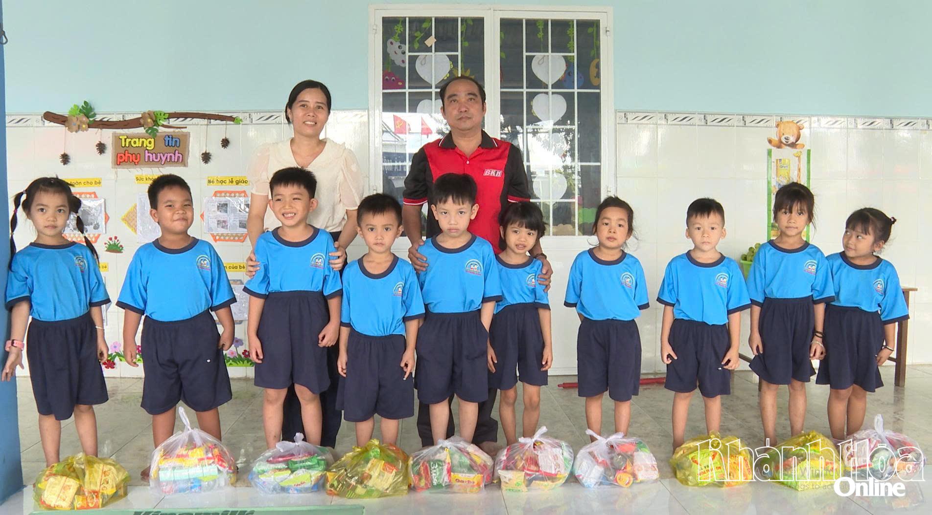Ông Nguyễn Xuân Duy - Phó Giám đốc Báo và Phát thanh, Truyền hình Khánh Hòa tặng quà cho học sinh Trường Mẫu giáo An Hải, xã Phước Dinh.